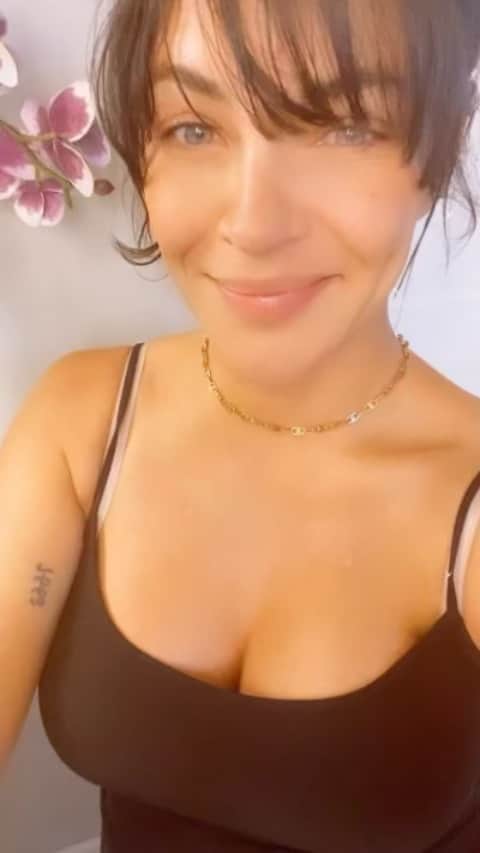ジェシカ・ゾアのインスタグラム：「As an expecting mama, I have been thinking a lot about the state of our world, our children, and how mothers are handling the challenges. I want to help! I have decided to give away a special care package to a lucky mother. Here’s how to enter:  💗TAG a mother who you believe deserves a little extra love  *This giveaway is in no way affiliated with Instagram. Winner will be randomly chosen Tuesday, 10/13 and will be contacted via DM. Open to U.S residents only and must be 18+ years of age. Entrants release all brands and parties involved of liability. Void where prohibited by law. * #giveaway」