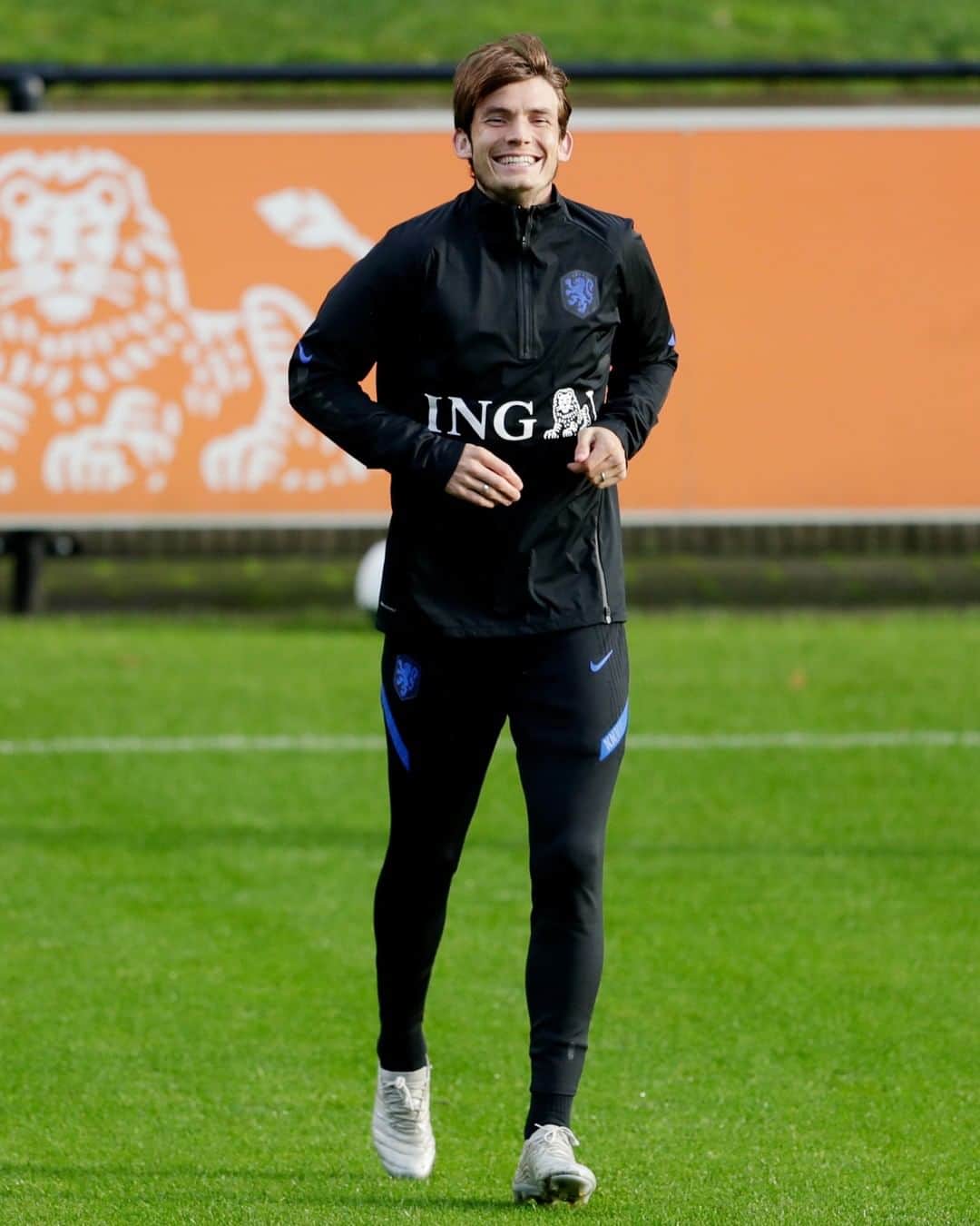 サッカー オランダ代表チームさんのインスタグラム写真 - (サッカー オランダ代表チームInstagram)「Eerste training = 😁😁😁」10月6日 3時30分 - onsoranje
