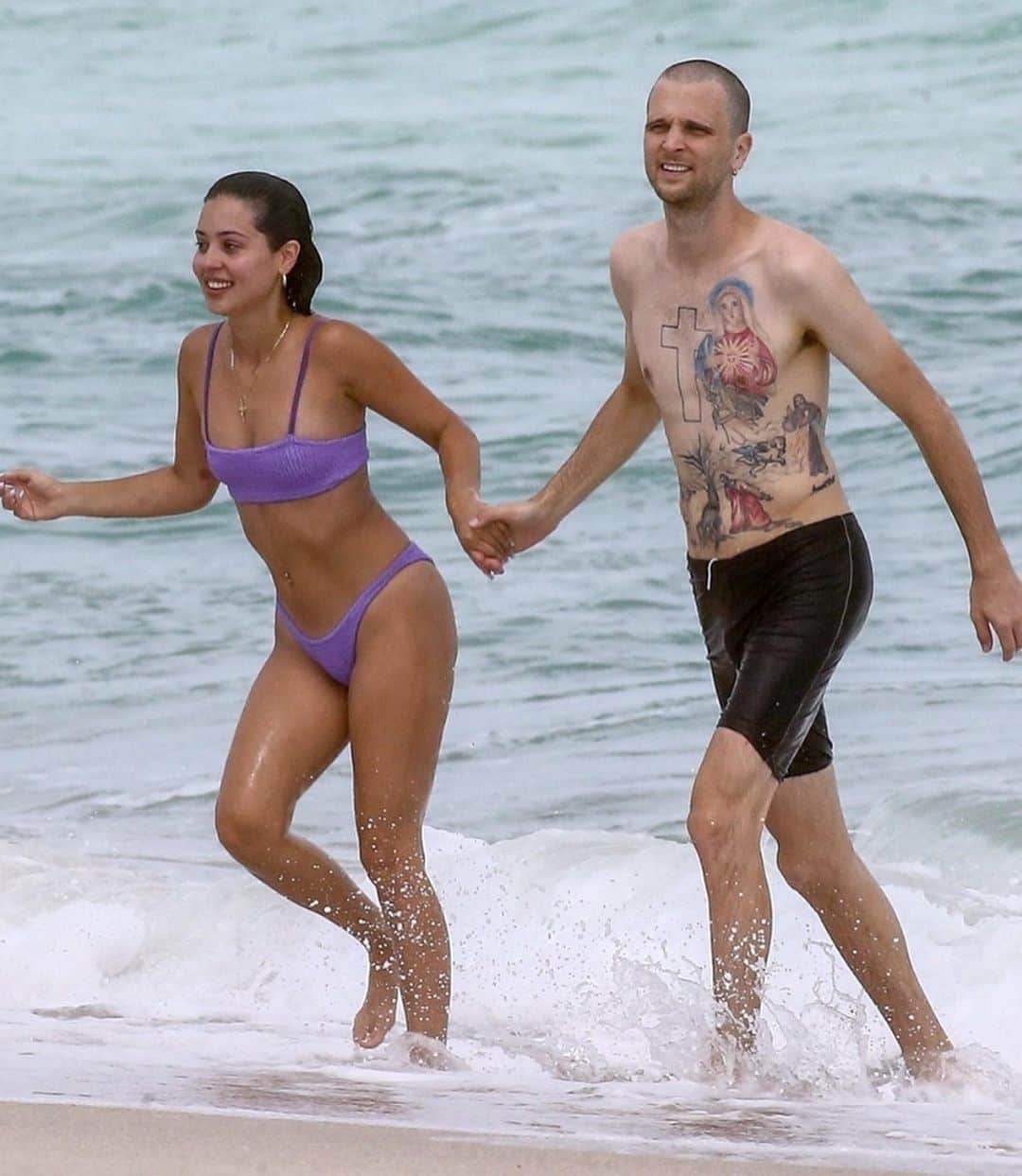 Just Jaredさんのインスタグラム写真 - (Just JaredInstagram)「@euphoria star @alexademie and her beau @jmsn enjoy a day at the beach together.  #AlexaDemie #JMSN Photos: Backgrid」10月6日 3時31分 - justjared