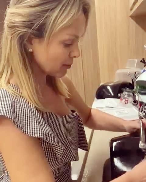Eliana Michaelichin Bezerraのインスタグラム：「Passando para agradecer a maravilhosa audiência de mais um domingo. O Minha Mulher Que Manda está um sucesso!! Quem me conhece sabe que amo cuidar da minha casa. Aliás recebi influenciadoras do time Minuano nas últimas semanas no programa e tenho aprendido ótimas dicas. Em breve mais influenciadoras vão participar e vai ser demais!! Aproveite e siga o perfil @linhaminuano que tem sempre novidades pro nosso lar. Minuano é eficiência que resolve❤️ #minhamulherquemanda #programaeliana #ad #linhaminuano #eficiênciaqueresolve #timeminuano   @cantinhodapri_oficial @casa_e_requinte_ @mari_docedelar  @donadecasapor.amor @diannasena」