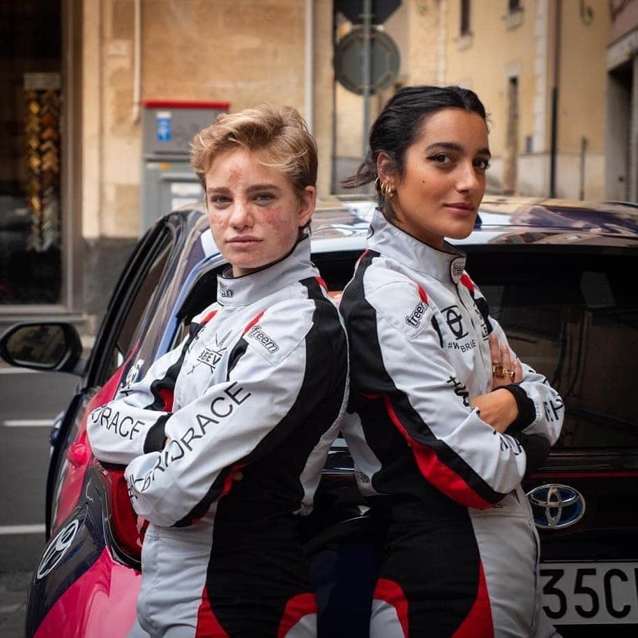 ベアトリーチェ・ヴィオのインスタグラム：「OGGI SUPER SFIDA 🏎🎉  In gara contro @levanteofficial alla WeHybridRace guidando le nuove Toyota Yaris Hybrid lungo il percorso della terza tappa del Giro d’Italia 💕 Non vince chi arriva prima 🏎 ma chi viaggia di più in elettrico ⚡️🦾🌈... purtroppo ho perso ed è durissima da ammettere, ma è stata veramente una bella giornata🙌🏼 . . . #WeHybridRace  #NuovaYaris  #ToyotaHybrid  #giro  @toyota_italia  #ad」