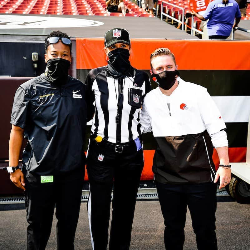 Nia Sioux Frazierさんのインスタグラム写真 - (Nia Sioux FrazierInstagram)「Today’s #RolemodelMonday goes out to three ladies who made history the other weekend during the NFL game between Cleveland and Washington . The game marked the first time two female coaches were on the sideline with a female official on the field. Meet Jennifer King (Washington's staff),  Callie Brownson (chief of staff for Browns coach), and Sarah Thomas (an NFL official). These women are pushing towards gender equity in the sport, and are creating opportunities for those who might not otherwise consider getting involved!」10月6日 3時38分 - niasioux