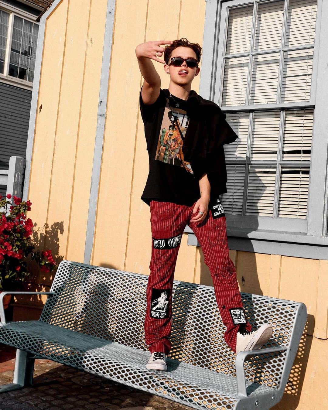 ジェイコブ・ザルトリウスのインスタグラム：「sorry i’ve been partying all week brb」