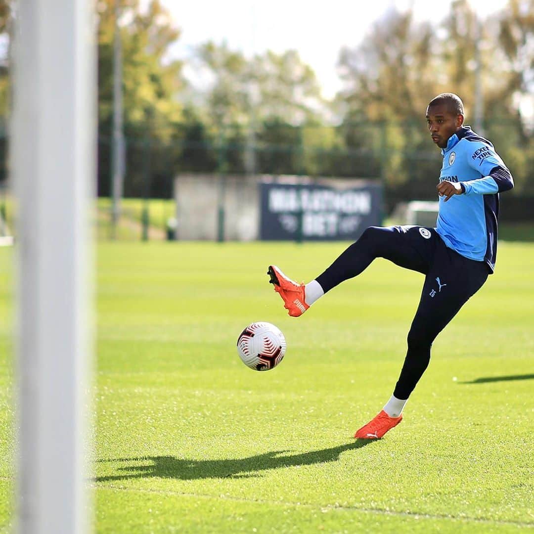 フェルナンジーニョのインスタグラム：「sunny practice 🙌🏾🎯⚽️」