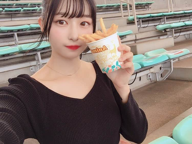 我妻ゆりかさんのインスタグラム写真 - (我妻ゆりかInstagram)「名古屋港(水族館)→ あつた蓬莱軒(ひつまぶし)  今月は沖縄にも2泊3日のホテルと飛行機を衝動で取っちゃいました…٩(｡>ω<｡)﻿و  1人で行きます…✋  あとは北海道にも！！  1人で行きます…✋  あとは福岡にも1泊2日します！  大嶋みくと…🤍  あとは北海道から帰ってきたら、栃木県の日光に行って紅葉を見たいなぁ〜と思ってます☺️🍁  やっぱり我妻は動いてないとやってらんない！！！  自分の衝動が怖いので バイトすることに決めました✋  お金ほしいとかじゃなくて 接客業していろんなひととお話がしたいって理由です！  毎日人と関わりたい！！  ぼーっとしてたくない！！！  もっとみんなとお話したい！」10月6日 3時50分 - wagatsuma_yurika