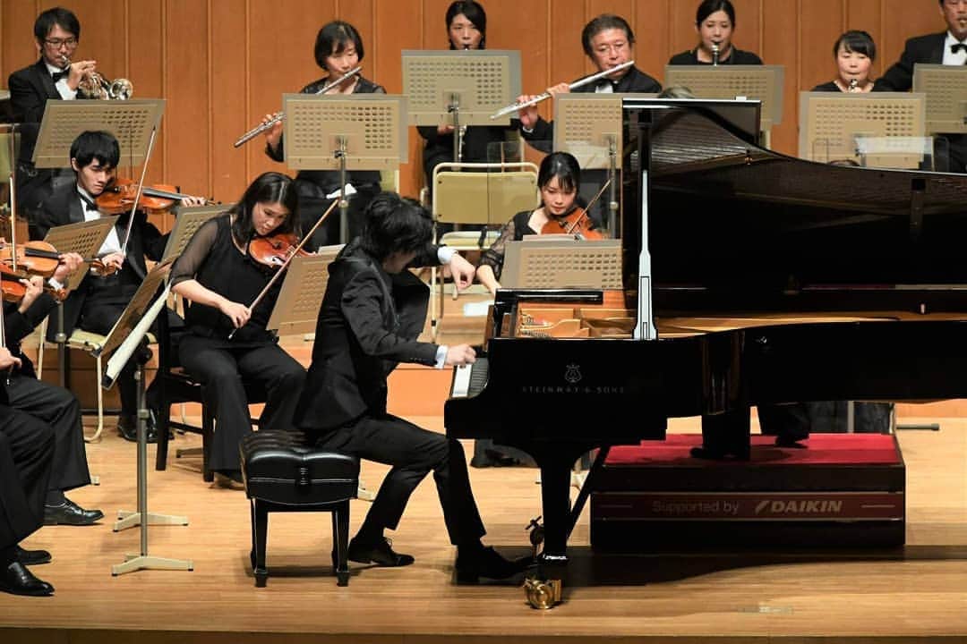 福間洸太朗さんのインスタグラム写真 - (福間洸太朗Instagram)「Thank you, Kansai Philharmonic Orchestra and Maestra Yuko Tanaka!  I was supposed to play St.Saens No.5, but due to the social distance on the stage, they asked me to change it to No.2, which I never played it with orchestra. It was quite a challenge to prepare it within 2 months, but it was definitely a wonderful musical experience! ❤️  photos 1-4 : (C) Hikawa   #musicianslife #pianist #saintsaens #pianoconcerto #kansaiphilharmonicorchestra #YukoTanaka #IzumiHall」10月6日 3時52分 - kotarofsky