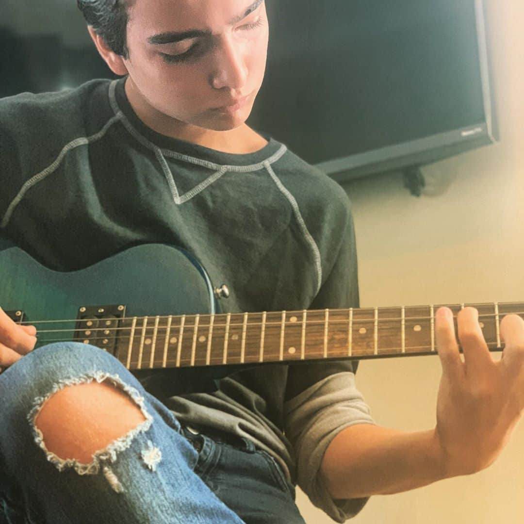 イライアス・ハーガーのインスタグラム：「“Music gives a soul to the universe, wings to the mind, flight to the imagination and life to everything.” ― Plato」