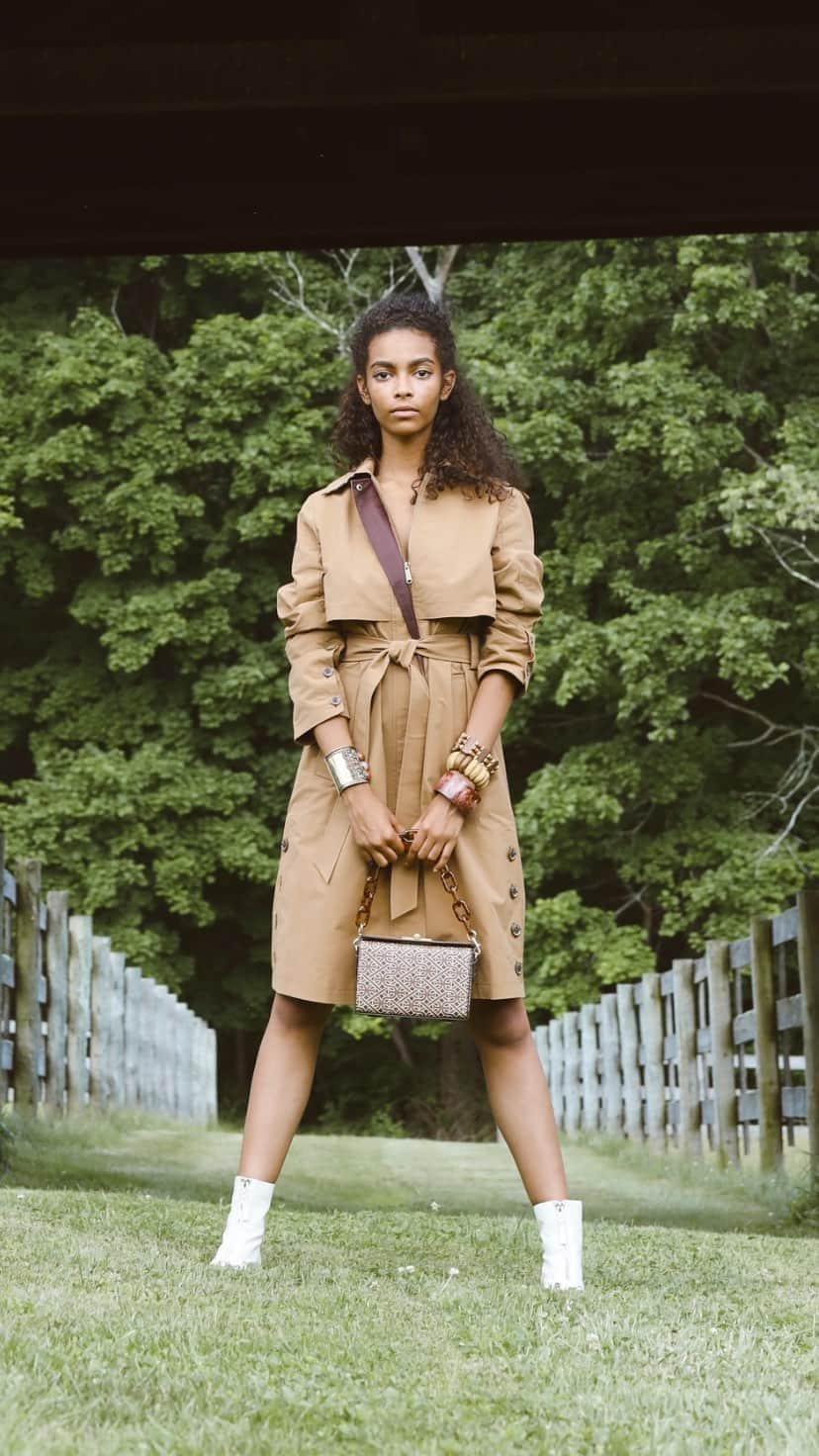サムエデルマンのインスタグラム：「THE JACQUIE.  Our newest favorite lug sole Chelsea boot, styled with our Hooded Trench Coat.   Shop the full look at SamEdelman.com   #SamEdelman #Fall2020 #ForcesOfNature」