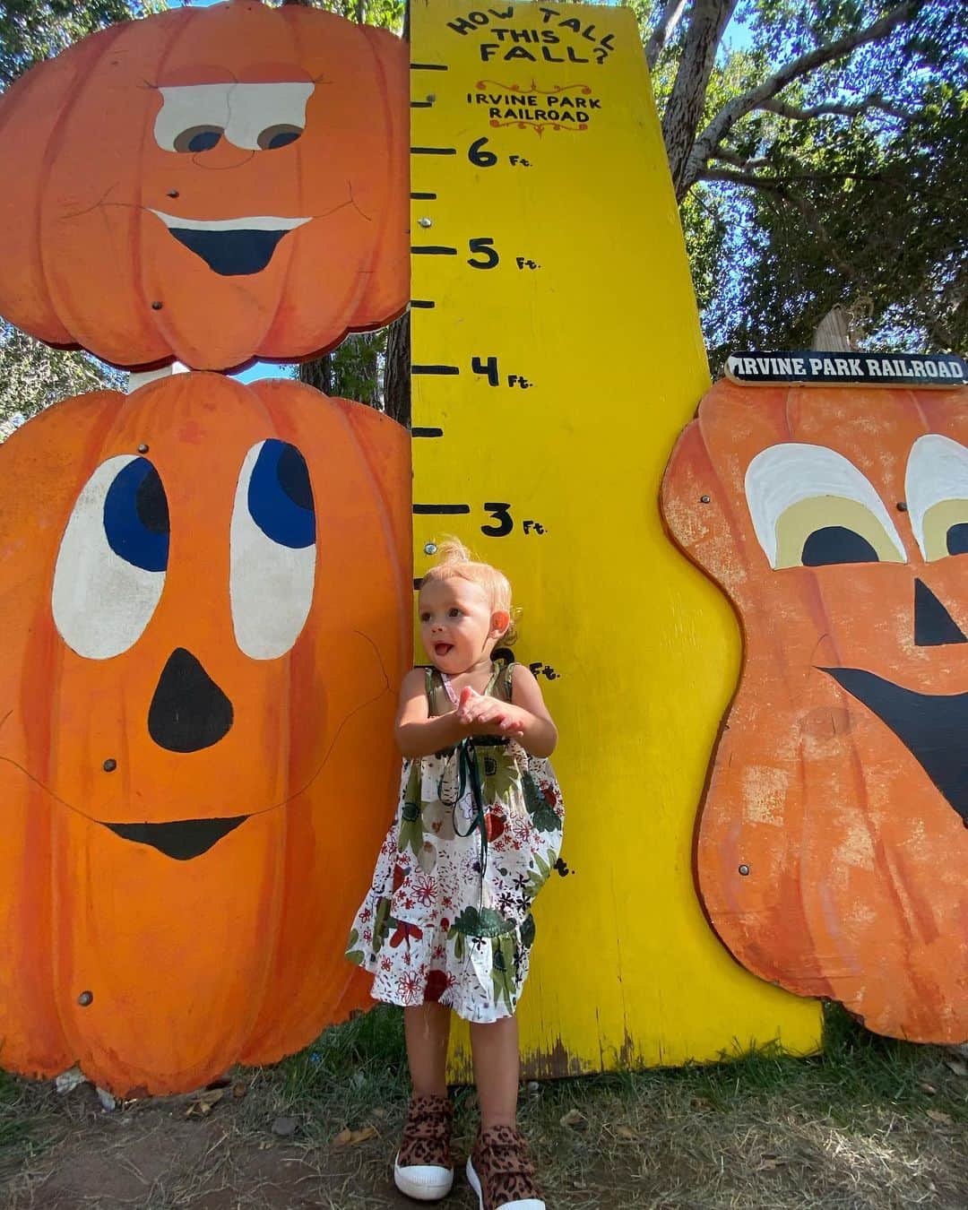 マッケンジー・ダーンさんのインスタグラム写真 - (マッケンジー・ダーンInstagram)「Moa at her first pumpkin patch 🧡🧡🧡」10月6日 4時07分 - mackenziedern