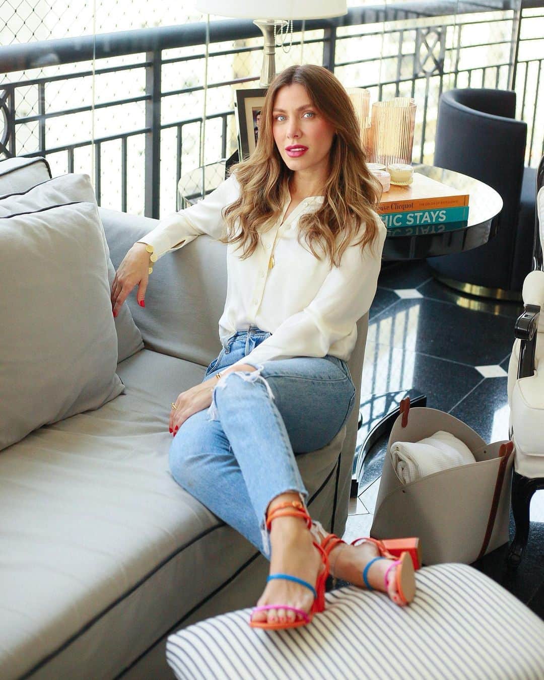 Glam4Youのインスタグラム：「De hoje, pra trabalhar ⚠️ basiquinha, mas com sandália que faz o look! @luizabarcelos」