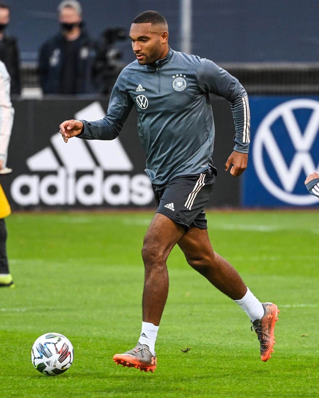 ヨナタン・ターのインスタグラム：「Back at the @dfb_team. 🇩🇪 Focused on three important matches. 💪🏾」