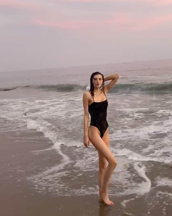 のインスタグラム：「A perfect day with @juliianamarie」