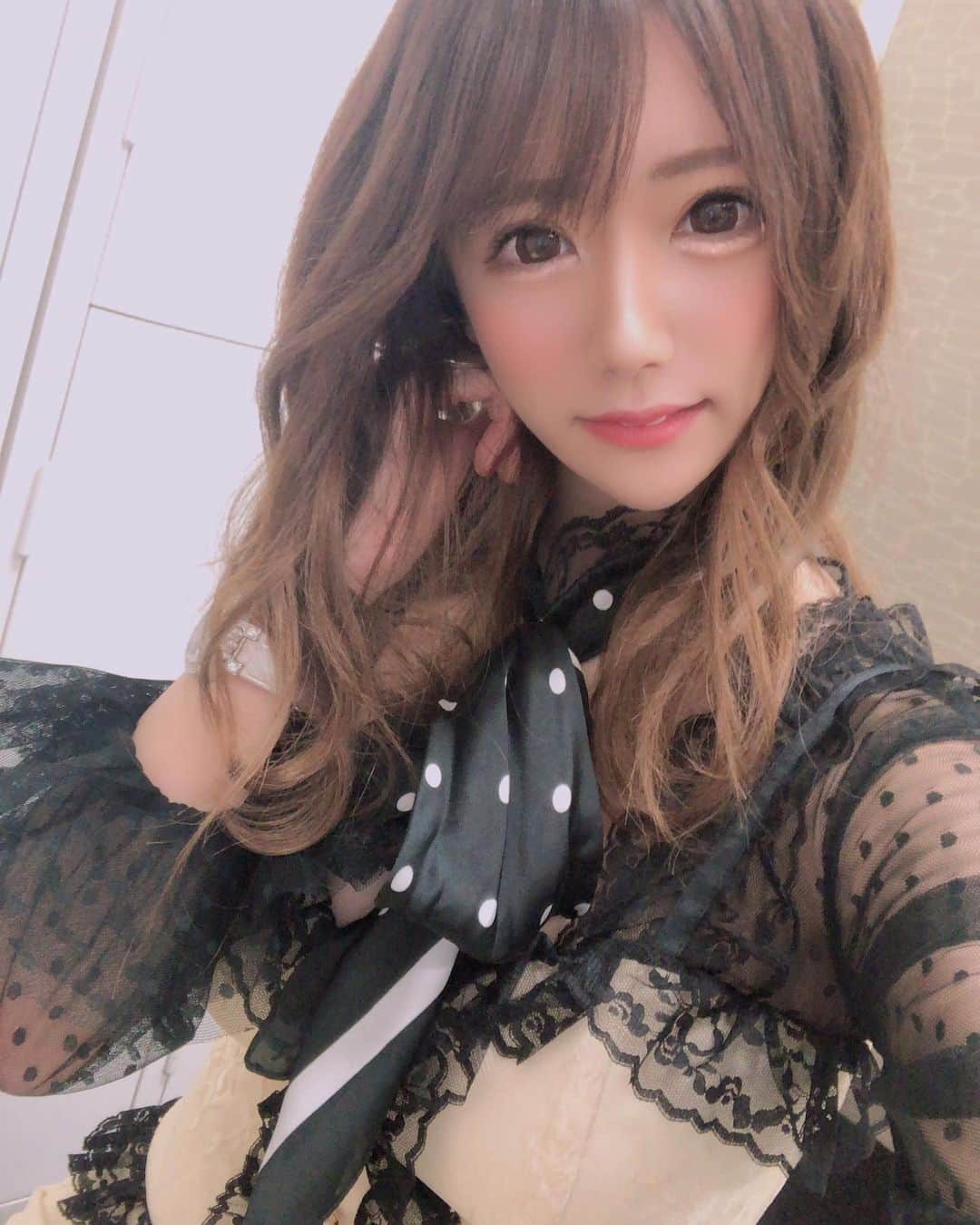 如月奈々のインスタグラム：「お🌟NEWSドレス👗💕🐝. 長袖はまりそ〜☺️☺️笑. 最近ウェーブしてから上から巻き下ろししてもらってる😘ゆるめがすきっ. . . #ヴェルージュ #歌舞伎町 #キャバクラ #キャバ嬢 #ドレス #DRESS #sugar #ヘアメイク #glamb #グラム」