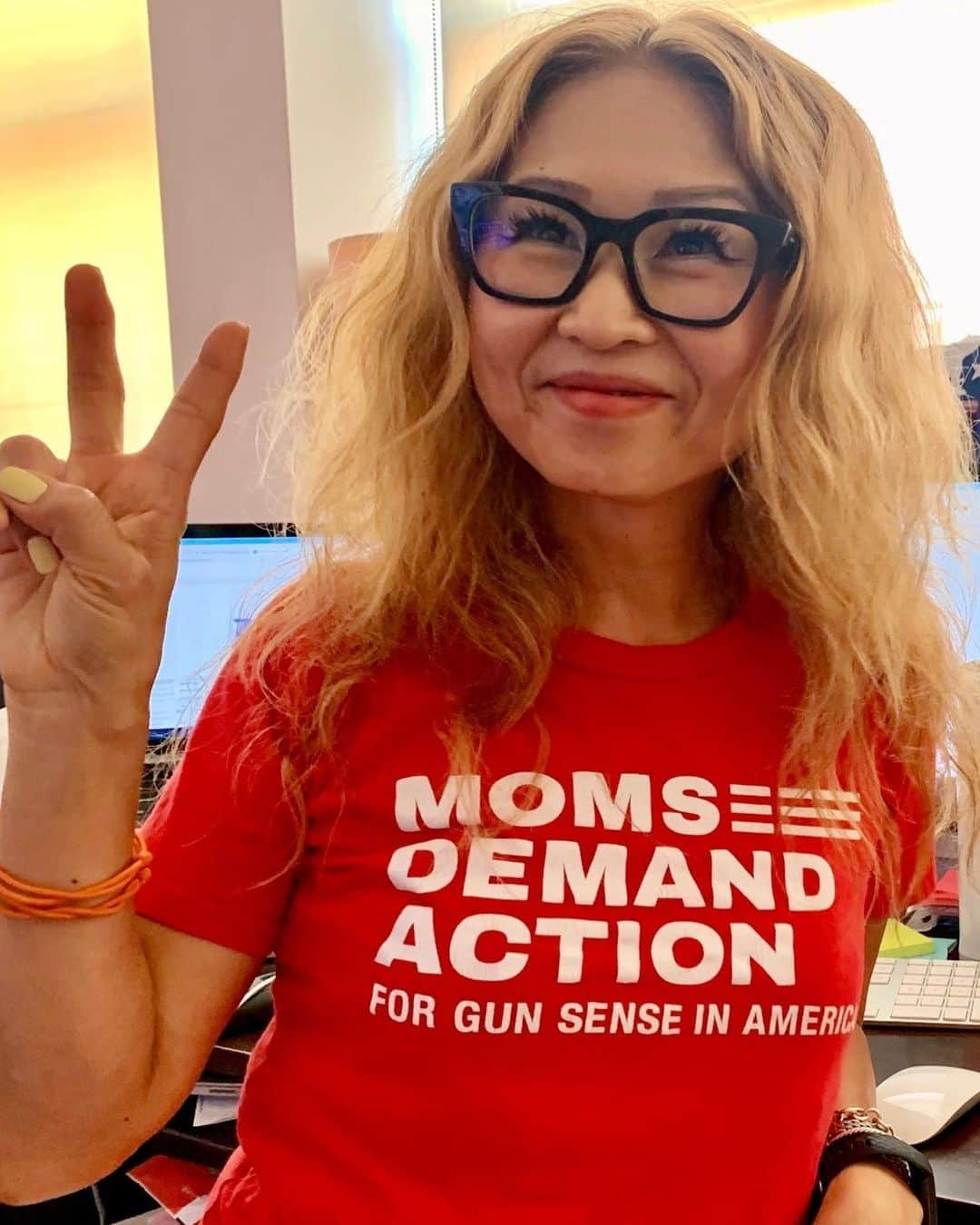 ジュリアン・ムーアさんのインスタグラム写真 - (ジュリアン・ムーアInstagram)「Hi everyone! My name is Sonni and I’m a volunteer with @momsdemand, a national grassroots movement fighting for public safety measures that can help end gun violence.   This year, we are excited to lend our vast network of volunteers on Election Day to help ensure every voter’s access to the ballot box through the #DemocracyDemandsAction program, which makes it easy to volunteer on Election Day by signing up to be a poll worker, a poll monitor or a member of a voter support squad. I recently volunteered to be a poll monitor for a local race and it felt great to be on the frontlines, ensuring that democracy is working and everyone is able to exercise their right to vote. Whether you are passing out water at polling locations with long lines or working at the polls, you will make a big difference! Learn more about #DemocracyDemandsAction and sign up to be a volunteer on Nov 3 by texting DEMOCRACY to 644-33.」10月6日 4時27分 - juliannemoore