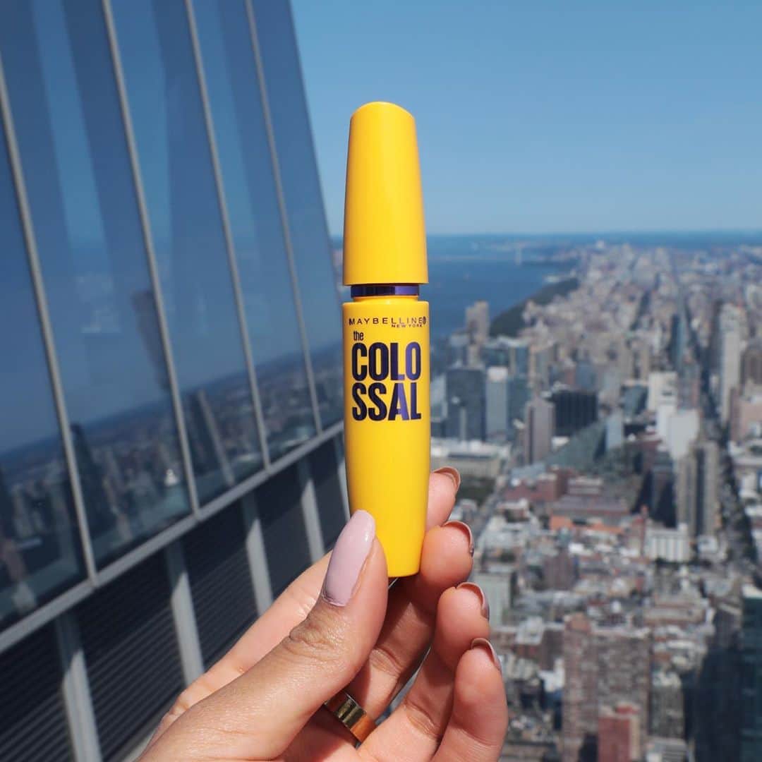 Maybelline New Yorkさんのインスタグラム写真 - (Maybelline New YorkInstagram)「The secret for voluminous lashes? 👀 Our #colossalmascara! This fan favorite lengthens without clumps for dramatic volume. Drop 💛 in the comments if it’s your go-to!」10月6日 4時46分 - maybelline