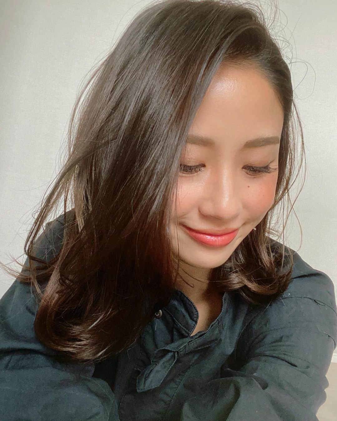 片山麻紀子のインスタグラム：「. @shanti_1005 でマツエクdone✔️﻿ @sun_platinum でカラーdone✔️﻿ ﻿ また髪が伸びてきたなぁ﻿ ﻿ ﻿ 最近は母として考えることが沢山で﻿ しっかりしなきゃと思っています。笑﻿ ﻿ 忙しく過ごしているわりに﻿ ちゃんと向き合えてないんじゃない？﻿ ﻿ 何の時間に忙しくなってるの？って…﻿ ﻿ ﻿ 自分で自分に投げかけといて﻿ どきーーーーーってなる🥺笑﻿ ﻿ ﻿ たまーに真面目に考えごと💭﻿ ﻿ 焦らないで、ひとつひとつ。﻿ ﻿ ﻿ ﻿ #寝落ちして朝4時 #思考超クリア笑 #お母さん﻿ #地味に考えること沢山﻿ #用意するもの沢山 #悩みも大小次から次へ﻿ #毎日が修行ですもの」