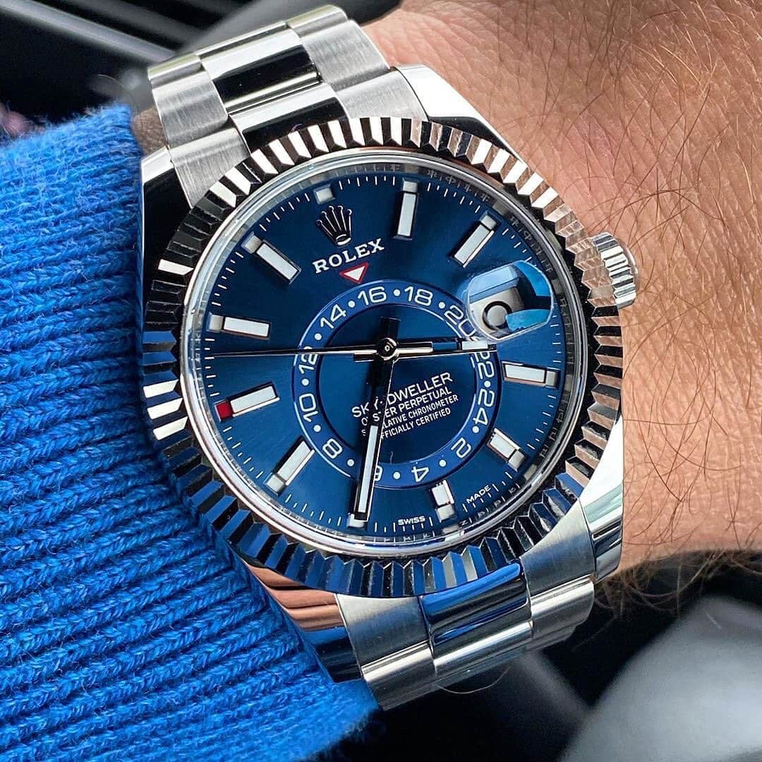 Daily Watchさんのインスタグラム写真 - (Daily WatchInstagram)「The Rolex Sky-Dweller with stunning sunburst blue dial. You can’t go wrong with this 👌🏼 Photo by @flywatch」10月6日 4時42分 - dailywatch