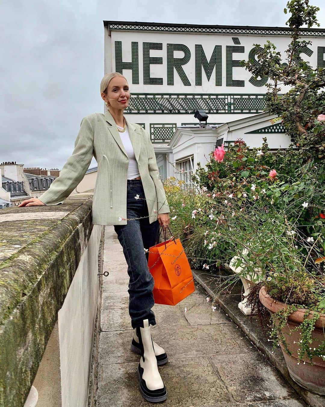 レオニー・ハンネさんのインスタグラム写真 - (レオニー・ハンネInstagram)「Thank you for making me part of the family @hermes. 🤍 Anzeige/Tag Today was a gloomy but happy day as I was invited to discover the secret rooftop garden of Hermès at Rue Faubourg Saint-Honoré. This magical place exists from 1873 and is still used for special occasions and to welcome friends of the house. This garden has so many stories to tell - They even grow apples here to make their own jam - and I felt lucky to discover it. Merci beaucoup 🥰🤍 #hermes #paris」10月6日 4時45分 - leoniehanne