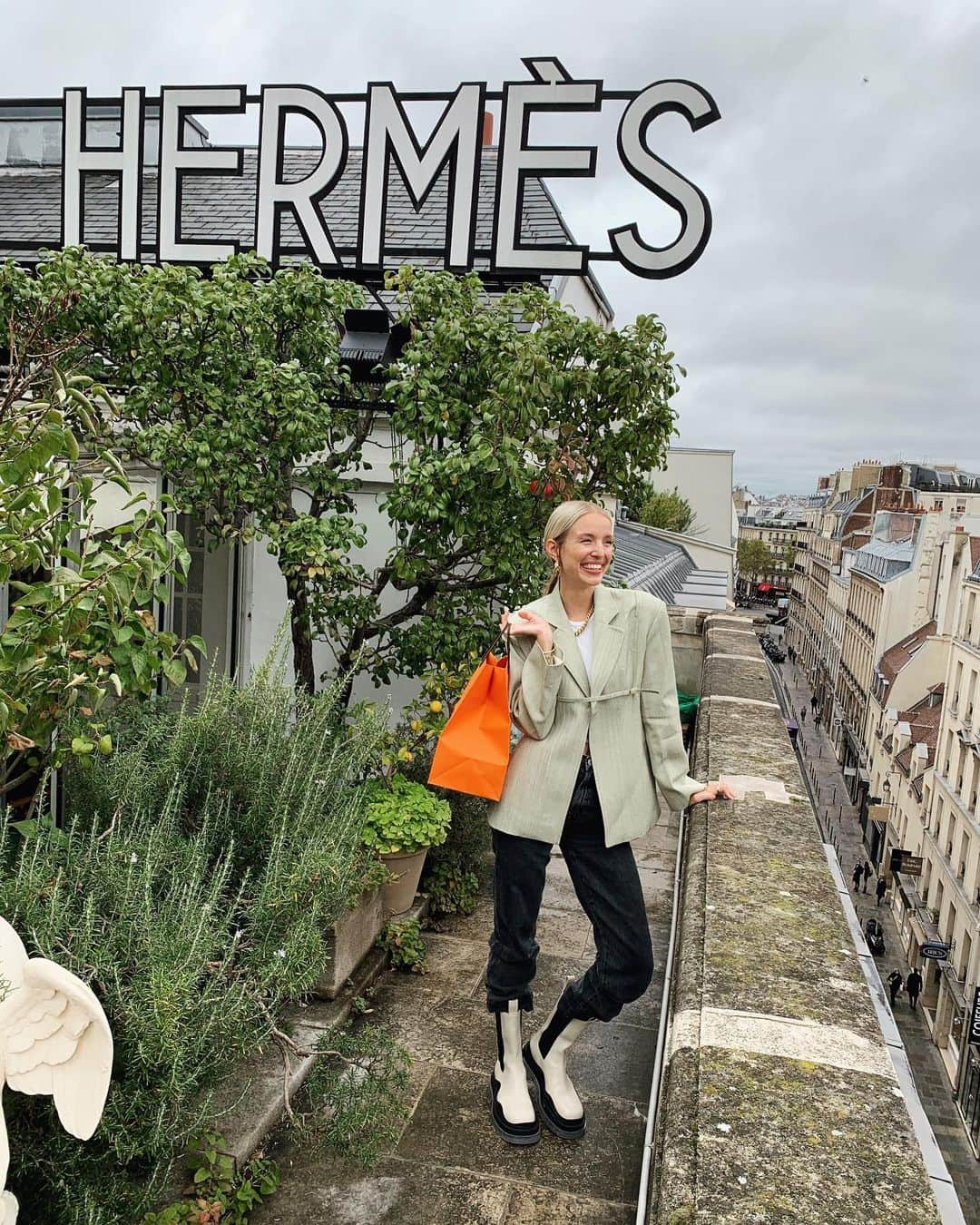 レオニー・ハンネさんのインスタグラム写真 - (レオニー・ハンネInstagram)「Thank you for making me part of the family @hermes. 🤍 Anzeige/Tag Today was a gloomy but happy day as I was invited to discover the secret rooftop garden of Hermès at Rue Faubourg Saint-Honoré. This magical place exists from 1873 and is still used for special occasions and to welcome friends of the house. This garden has so many stories to tell - They even grow apples here to make their own jam - and I felt lucky to discover it. Merci beaucoup 🥰🤍 #hermes #paris」10月6日 4時45分 - leoniehanne