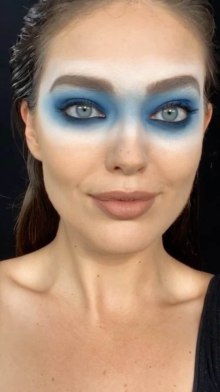 エミリー・DiDonatoのインスタグラム：「Superhero eyes 👀 for Halloween courtesy of @erinparsonsmakeup and @maybelline @811media @brentonkanediallo」