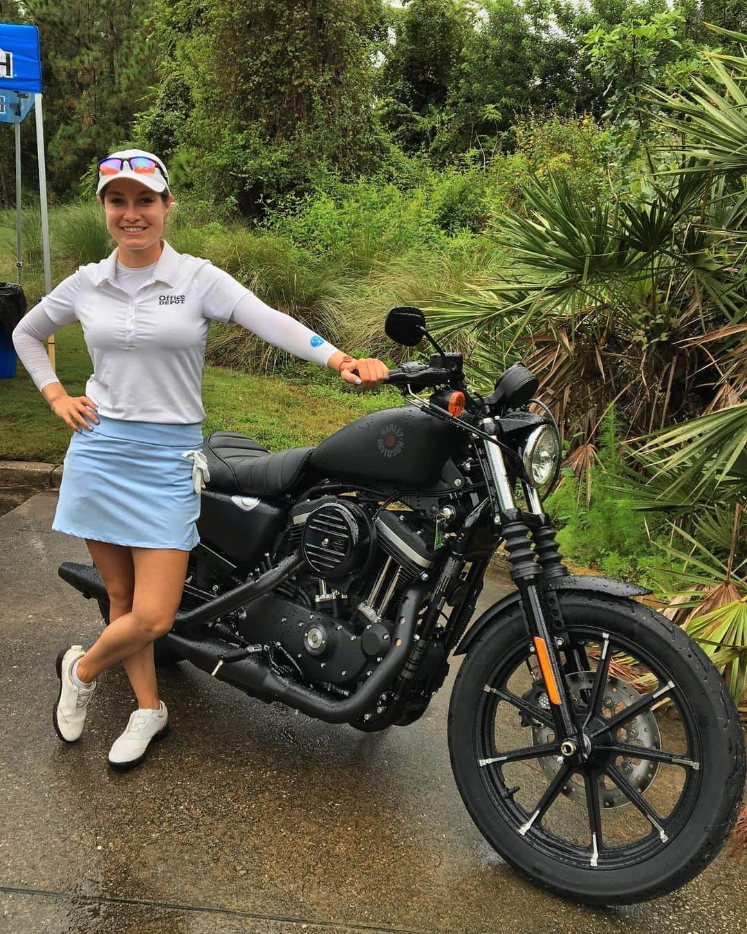 アレハンドラ・ジャネサのインスタグラム：「Should I drive this to the next tournament? 😁🏍 ••• Me voy al siguiente torneo en moto? #harleydavidson #symetratour #roadtolpga #boysandgirlsclub #proam」