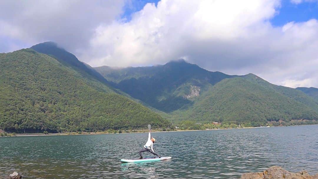 のインスタグラム：「富士西湖のSupYogaも最高でした  山に囲まれた空気と水、景色  海とはまた違うエネルギーと表情  今日は海Supツアーへ‼️  10月だというのに こちら湘南はまだ暖かい😳  まだまだラッシュガードでいけちゃいそうです👍🏾  昨日撮影でボチャンしたけど、 水冷たく無いし、むしろ気持ち良かった☺️  まだ落ちても寒く無いですよ😆  でも落ちたらしっかり乾かしてね☺️  今日も深呼吸で❗️ 素敵な一日を☺️🌈  #outdoor #supyoga #sup #yoga #湖　#海　#nsp」