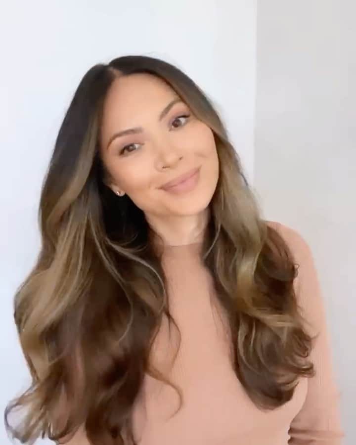 Marianna Hewittのインスタグラム：「Here’s how I prep my hair before blow drying and styling:  • Spray @moroccanoil all in one leave-in conditioner on towel dried hair. This is the perfect step when you get out of the shower to detangle, hydrate and protect  • Follow up with volumizing mist on your hair from roots to ends and blow dry. This gives my hair weightless volume + helps hold and maintain my style throughout the day  Available at @sephora #moroccanoilpartner」