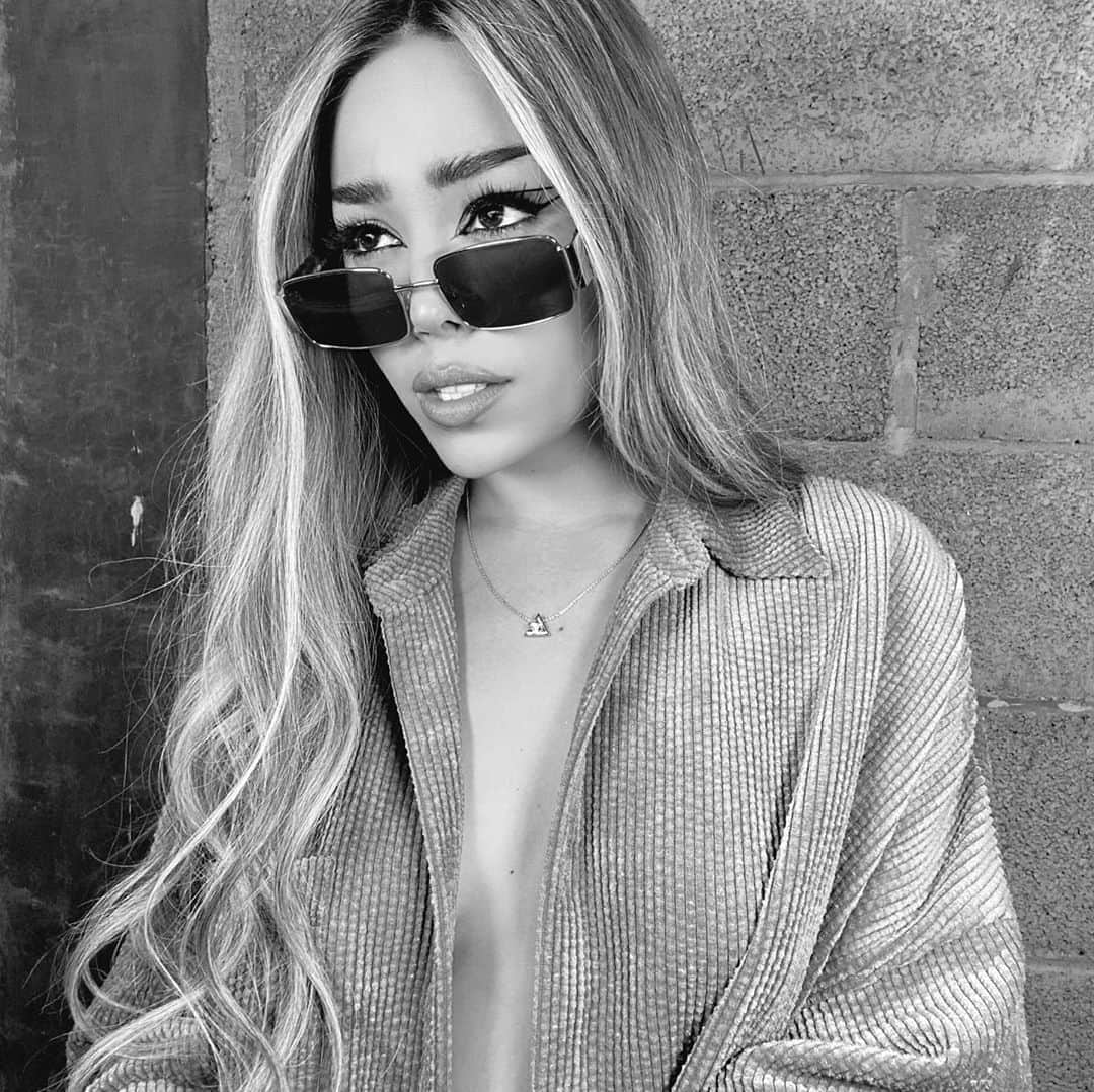 Danna Paolaのインスタグラム：「Monday’s be like...  Fría como el hielo, pero en las manos correctas se derrite.」