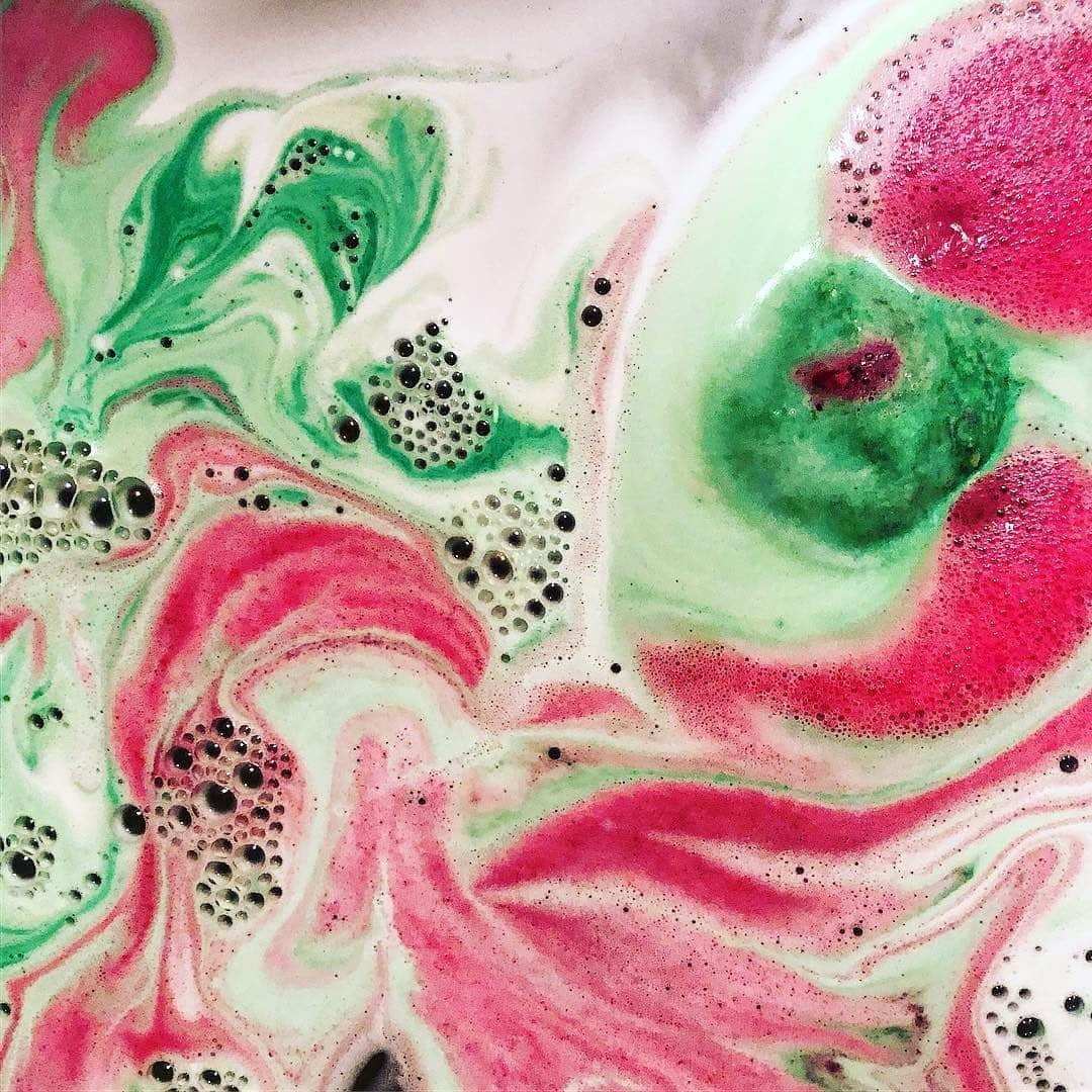 LUSH Cosmeticsさんのインスタグラム写真 - (LUSH CosmeticsInstagram)「Do you want to play a game? 🤡⁠⠀ ⁠⠀ Lushies, can you name all five of these not-so-creepy critters? Click our link in bio to investigate and share your responses below 🔽⁠⠀  [UPDATE] check out the pinned comment below for the correct answers 😊 Tap the photos to shop all products featured. ⁠⠀ 📸: @sofieslush, @lavida_lushie, @bambilynn_, @ellf_, @lushsnow  ⁠⠀ #autumn #relax #selfcare #lushlife #bathart #wellness」10月6日 5時05分 - lushcosmetics