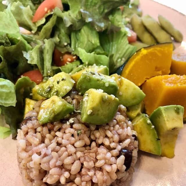 なでしこ健康生活さんのインスタグラム写真 - (なでしこ健康生活Instagram)「Repost from @nozomi_goto26  【発芽酵素玄米3日目】﻿ ﻿ なでしこ健康生活での初酵素玄米﻿ ﻿ まずは炊飯器のレシピ通りにやってみました。﻿ 今日で3日目✨﻿ 炊き上がりから比べると、色も濃くなって﻿ もっちもち🧡﻿ ﻿ 楽しみにしていたのは、﻿ このもちもち感✨﻿ ﻿ やっぱり酵素玄米の、もちもち食感が大好きです。﻿ ﻿ 🍚発芽酵素玄米3日目﻿ 🍚大好きなアボカドトッピング﻿ 🍚野菜サラダ﻿ 🍚蒸した栗カボチャ﻿ 🍚枝豆﻿ 🍚切り干し大根としめじのお味噌汁﻿ お味噌汁に酒粕を少し入れるのが私の中で流行っていて、最近は酒粕をちょっぴり入れたお味噌汁を作っています。﻿ もう一つ、誰に教えていただいたか忘れちゃいましたが、切り干し大根を入れると出汁がでて美味しかった。またやってみよう~。﻿ ﻿ ﻿ #なでしこ健康生活公式アンバサダー #なでしこ健康生活 #免疫アップレシピ　#宅メシ　#酵素玄米  #酵素玄米炊飯器　#発芽玄米炊飯器　#発酵発芽玄米 #発芽酵素玄米  #発酵玄米 #寝かせ玄米 #酵素玄米ごはん　#玄米　#玄米酵素ブレンド　#炊飯器レシピ　#発酵食　#玄米食 #おうちごはん #オーガニック #免疫力アップ #インナービューティー #腸活 #健康美食 #ローフード #ベジ #ビューティーソウルフード #ビューティーソウルフードデザイナー﻿ @nadeshiko_healthy_life﻿ @beaty_soulfood_nozomi﻿ @nozomi_goto26」10月6日 5時11分 - nadeshiko_healthy_life