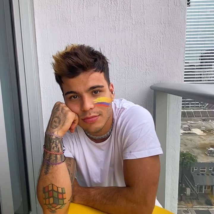 Sebastián Villalobosのインスタグラム：「De Colombia pal mundo 🇨🇴 Orgulloso de celebrar el El Mes de la Herencia Hispana con mis amigos de @tmobilelatino. Nuestra comida, nuestra cultura y nuestra gente son sólo algunas de las cosas por las que estoy súper agradecido y orgulloso. 🇨🇴🇲🇽🇦🇷🇻🇪🇵🇪🇸🇻🇪🇨🇳🇮🇨🇱🇺🇾🇵🇾🇨🇷🇭🇳...  (comenta tus tradiciones hispanas favoritas usando #seguimosunidos 🤭) #ad」