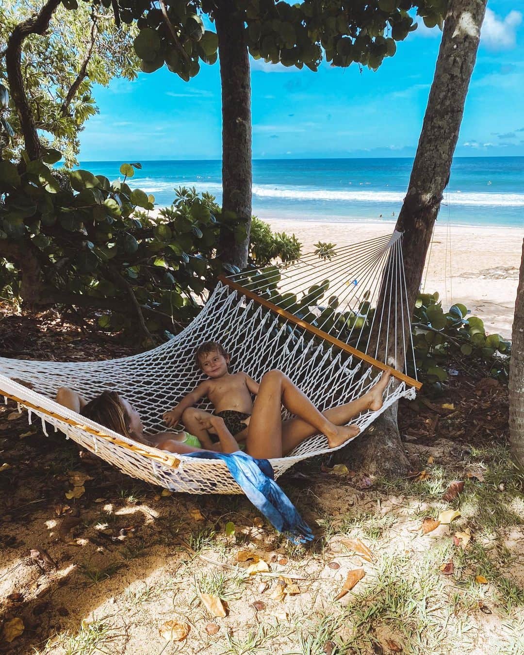 アラナ・ブランチャードのインスタグラム：「First pic: Living his best life. Second pic: “babe do you even know how to sit in a hammock?” - jack」
