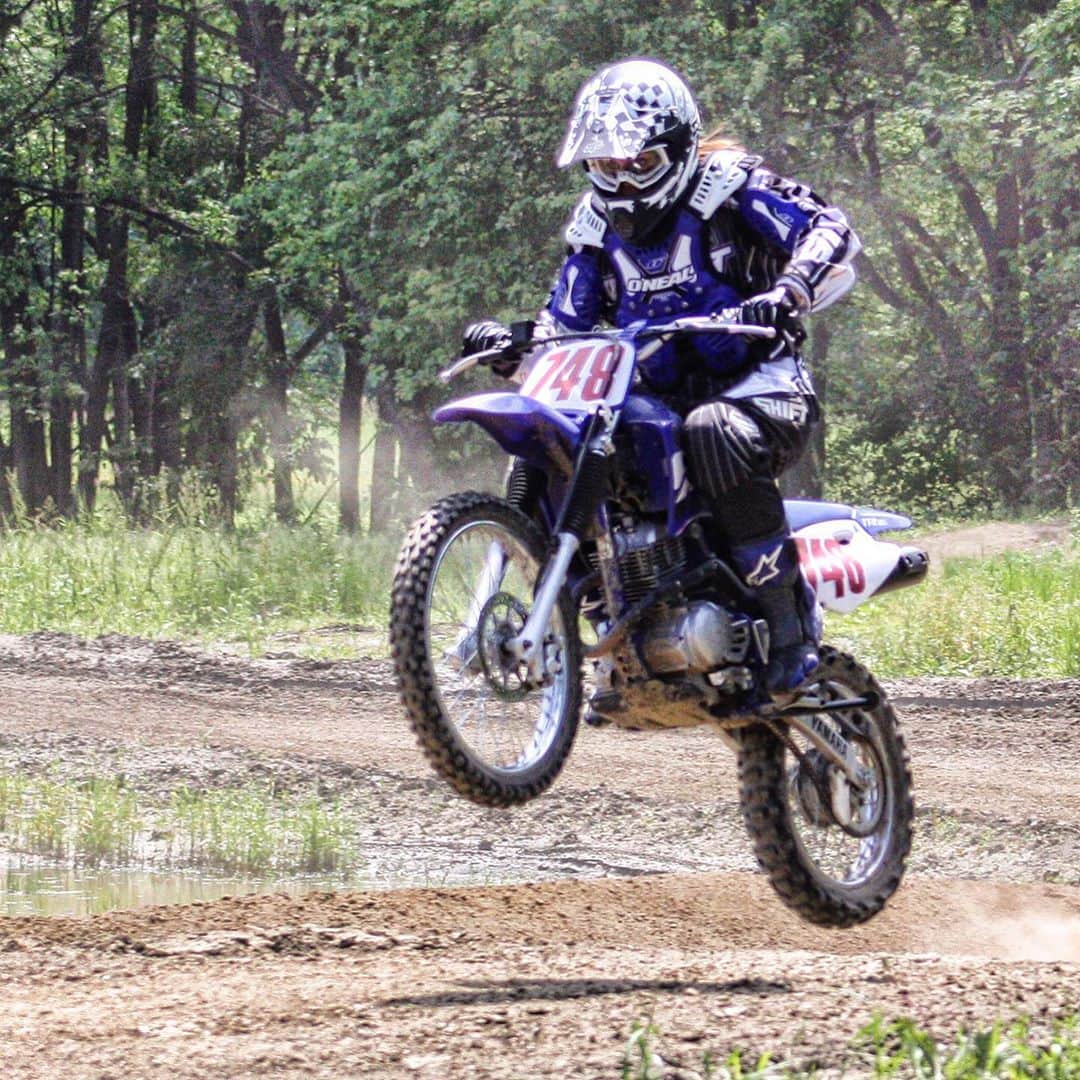Lauren Drain Kaganさんのインスタグラム写真 - (Lauren Drain KaganInstagram)「Did you know🤔 I love adrenaline sports & I used to ride dirt bikes in the woods & at MX with @theiobot often🥰 Even rode street a little on his big bikes💪🏽 Our fav sport to watch is #motogp 🥰 Here are a few action shots of me🤪 PS the outfit on the Aprilia was just for the photoshoot🤪  #motorcycle #aprilia #superbike #ducati #dirtbike #motorcross #chicksonbikes」10月6日 10時46分 - laurendrainfit