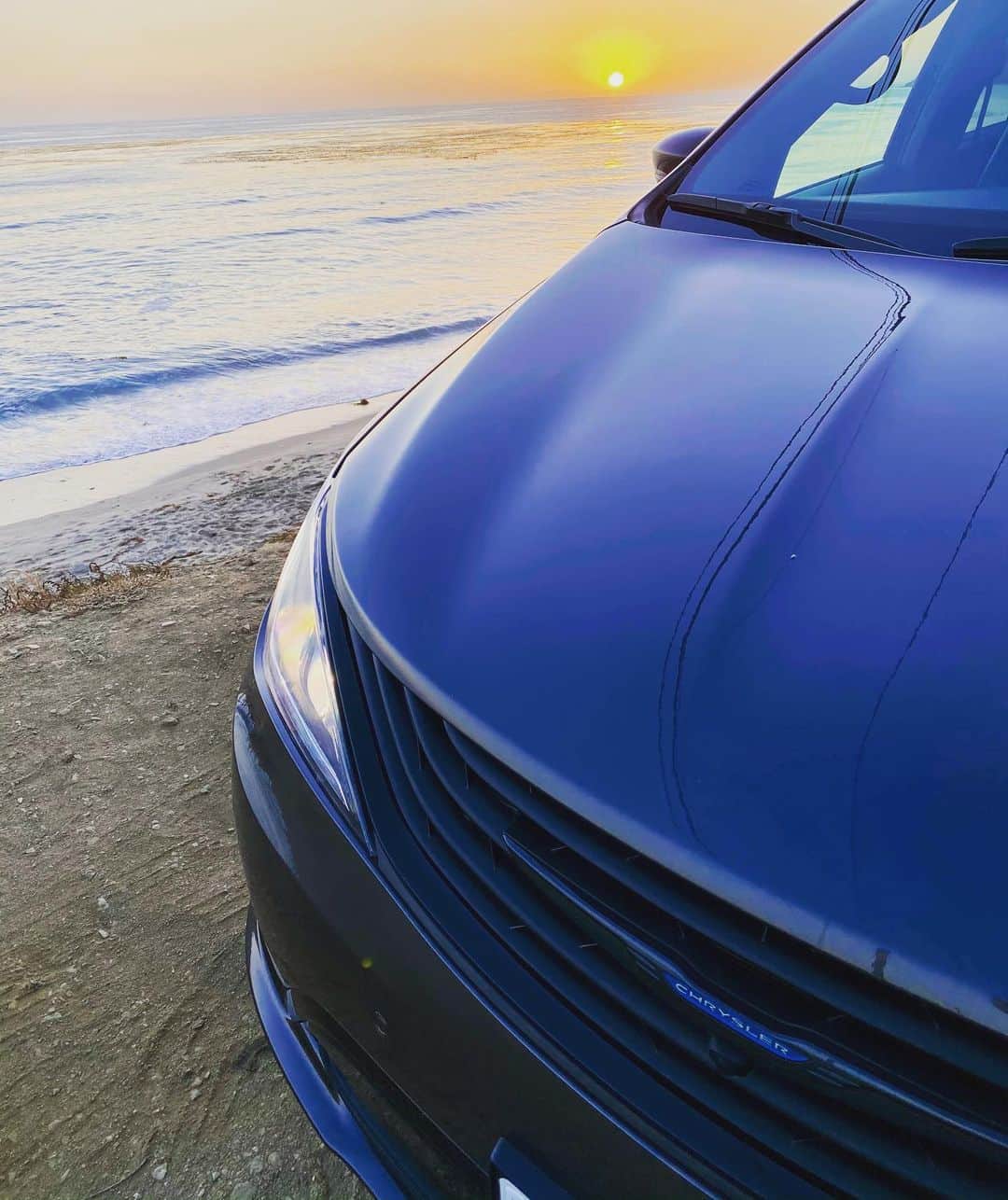 ジェシカ・キャプショーのインスタグラム：「Moment of gratitude for our family fun packed time with our Hybrid @Chrysler Pacifica these past 2 years!! There’s a reason these cars are so beloved!! The ease and functionality of use was critical...but to also be able to know that we were doing our part to be environmentally conscious was a major BONUS!! This hybrid gets an impressive 82 MPG - using it's electric drive for around town - and only took 2 hours to charge.  We were always safe (top safety rating!), comfortable (seating for 7), and ready for any outing whether it was surfing, schooling (oh those sweet memories of actually driving to school) and the many road trips to the California deserts and mountains.  Thank you for your service, my sweet ride!! I highly recommended this car!! #PacificaHybrid #partner」