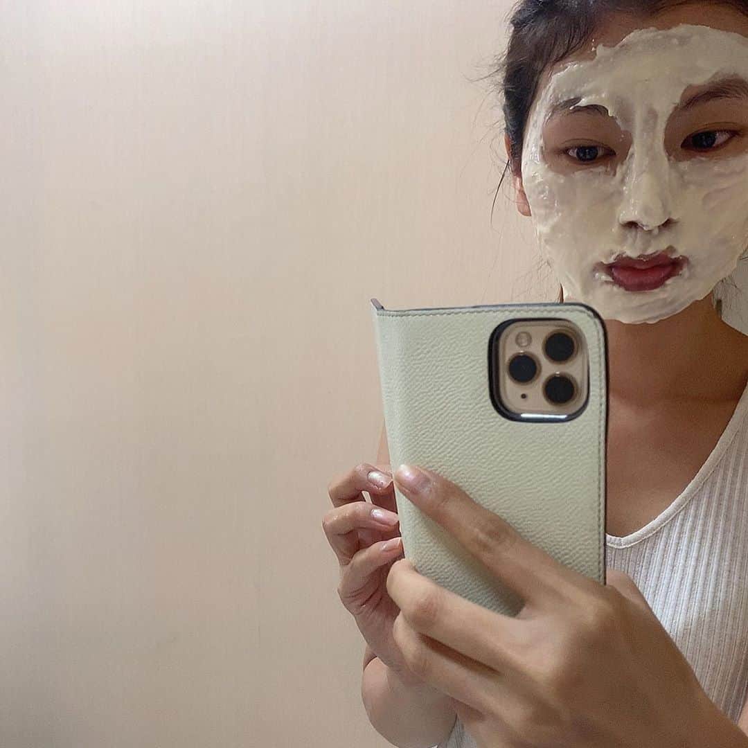 えりっこさんのインスタグラム写真 - (えりっこInstagram)「朝パック☺️ 洗い流しの肌がぷるっぷる😍 ⋆ THANN @thann_sanctuary_spa_akasaka のお手入れでも、いつも最後してくれるパック🥰 ⋆ このみずみずしいパックってなかなかスパなどでないと味わえない。 ⋆ ⋆ そんな#モデリングマスク　おうちでもできるとのことで早速😍 ⋆ ⋆ この二つを混ぜて、練って顔に塗るよ ⋆ 上から紙のシートマスクを貼ると、10〜15分でぷりっと剥がせるマスクになるの ⋆ これが最高に気持ちいいんだ〜〜 ⋆  #クレイパック　ベース。 ビタミンC、シソエキス、植物由来のグリセリン、トレハロース、ヒアルロン酸配合で  トーンアップ＋保湿効果が最高です🥺 ⋆ 大好きな#THANN @thannjapan のオレンジ油ベースの香りが癒される。 💡オレンジでも私は痛くならなかったよ ⋆ 今朝子供たちが登校した後時間があったから贅沢に使ってみた、  たまには一人でいい香りに包まれながら好きな音楽聴いて白おばけになる。👻  こうゆう時間が大事だわ〜🥰 ⋆ ⋆ #thann #thannsanctuary #thannspa #thannsanctuaryspa #aroma#beauty #beautycommunity #ecolife#ecolifestyle」10月6日 10時49分 - erikkovoice