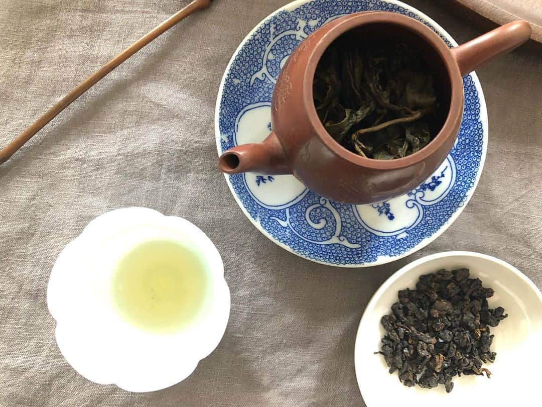 日登美さんのインスタグラム写真 - (日登美Instagram)「First time Taiwanese tea ✨served by my lovely friend @kerstinhsu 💕   Experience Home style, Family tradition, listening cultural stories ...it was more then tea, but LIFE🙏  ベルリン在住の台湾人ファッションエディターの @kerstinhsu に招かれて初の台湾茶体験🥺💕 カジュアルな家庭のお茶のスタイルを素敵にもてなしてくれました。  世界中から集まったちっちゃなカップや食器を組み合わせたテーブルは世界中を飛び回る彼女らしさと、型にこだわらない伸び伸び自由な感じが心地よく。 台湾でのお茶と家族の話や、歴史など色々ききながら、互いの近況を話しながらチビチビすするお茶の時間は、まるで私も家族の一員になった気分に。  烏龍茶は台湾でしかとれないこと、毎日飲むお茶の葉を彼女のおじいちゃん達の世代では捨てずに乾かして、それで枕を作っていたこと。お茶から広がる人生の物語、暮らし。  今回用意してくれた特別な烏龍茶は素晴らしく、二杯、三杯と飲むごとに姿を変え、その香りや味に二人で感覚を寄り添わせながら過ごす時間は格別。  そして東方美人と言うお茶。気品高い薔薇の薫りのようなこのお茶は、かつて英国に献上した際あまりのお茶の美味しさ、芳しさに、王様がアジアから来た美女と言う名の、東方美人と言う名前をつけたという言われもあるとか。  お茶と人が織りなす物語。 ほんの束の間、お茶が運んできてくれた台湾の風。  素敵な時間をありがとう🙏❤️  #teatime #taiwanese #taiwanesetea #dailylife #love #family #friend #berlin #story #germany #台湾 #台湾茶 #初体験 #お茶の時間 #ベルリン」10月6日 5時24分 - hitomihigashi_b