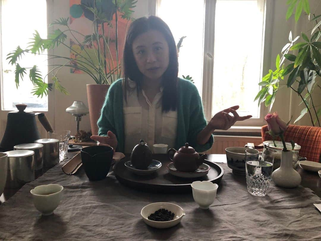 日登美さんのインスタグラム写真 - (日登美Instagram)「First time Taiwanese tea ✨served by my lovely friend @kerstinhsu 💕   Experience Home style, Family tradition, listening cultural stories ...it was more then tea, but LIFE🙏  ベルリン在住の台湾人ファッションエディターの @kerstinhsu に招かれて初の台湾茶体験🥺💕 カジュアルな家庭のお茶のスタイルを素敵にもてなしてくれました。  世界中から集まったちっちゃなカップや食器を組み合わせたテーブルは世界中を飛び回る彼女らしさと、型にこだわらない伸び伸び自由な感じが心地よく。 台湾でのお茶と家族の話や、歴史など色々ききながら、互いの近況を話しながらチビチビすするお茶の時間は、まるで私も家族の一員になった気分に。  烏龍茶は台湾でしかとれないこと、毎日飲むお茶の葉を彼女のおじいちゃん達の世代では捨てずに乾かして、それで枕を作っていたこと。お茶から広がる人生の物語、暮らし。  今回用意してくれた特別な烏龍茶は素晴らしく、二杯、三杯と飲むごとに姿を変え、その香りや味に二人で感覚を寄り添わせながら過ごす時間は格別。  そして東方美人と言うお茶。気品高い薔薇の薫りのようなこのお茶は、かつて英国に献上した際あまりのお茶の美味しさ、芳しさに、王様がアジアから来た美女と言う名の、東方美人と言う名前をつけたという言われもあるとか。  お茶と人が織りなす物語。 ほんの束の間、お茶が運んできてくれた台湾の風。  素敵な時間をありがとう🙏❤️  #teatime #taiwanese #taiwanesetea #dailylife #love #family #friend #berlin #story #germany #台湾 #台湾茶 #初体験 #お茶の時間 #ベルリン」10月6日 5時24分 - hitomihigashi_b