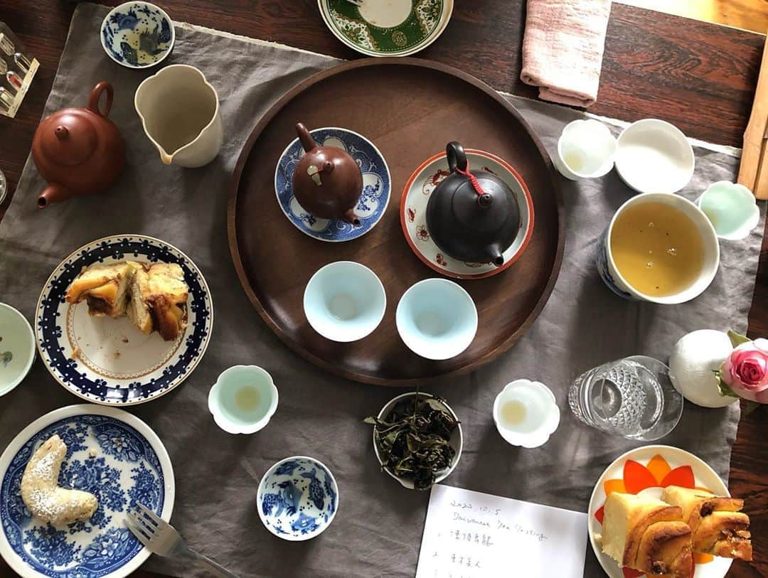 日登美さんのインスタグラム写真 - (日登美Instagram)「First time Taiwanese tea ✨served by my lovely friend @kerstinhsu 💕   Experience Home style, Family tradition, listening cultural stories ...it was more then tea, but LIFE🙏  ベルリン在住の台湾人ファッションエディターの @kerstinhsu に招かれて初の台湾茶体験🥺💕 カジュアルな家庭のお茶のスタイルを素敵にもてなしてくれました。  世界中から集まったちっちゃなカップや食器を組み合わせたテーブルは世界中を飛び回る彼女らしさと、型にこだわらない伸び伸び自由な感じが心地よく。 台湾でのお茶と家族の話や、歴史など色々ききながら、互いの近況を話しながらチビチビすするお茶の時間は、まるで私も家族の一員になった気分に。  烏龍茶は台湾でしかとれないこと、毎日飲むお茶の葉を彼女のおじいちゃん達の世代では捨てずに乾かして、それで枕を作っていたこと。お茶から広がる人生の物語、暮らし。  今回用意してくれた特別な烏龍茶は素晴らしく、二杯、三杯と飲むごとに姿を変え、その香りや味に二人で感覚を寄り添わせながら過ごす時間は格別。  そして東方美人と言うお茶。気品高い薔薇の薫りのようなこのお茶は、かつて英国に献上した際あまりのお茶の美味しさ、芳しさに、王様がアジアから来た美女と言う名の、東方美人と言う名前をつけたという言われもあるとか。  お茶と人が織りなす物語。 ほんの束の間、お茶が運んできてくれた台湾の風。  素敵な時間をありがとう🙏❤️  #teatime #taiwanese #taiwanesetea #dailylife #love #family #friend #berlin #story #germany #台湾 #台湾茶 #初体験 #お茶の時間 #ベルリン」10月6日 5時24分 - hitomihigashi_b