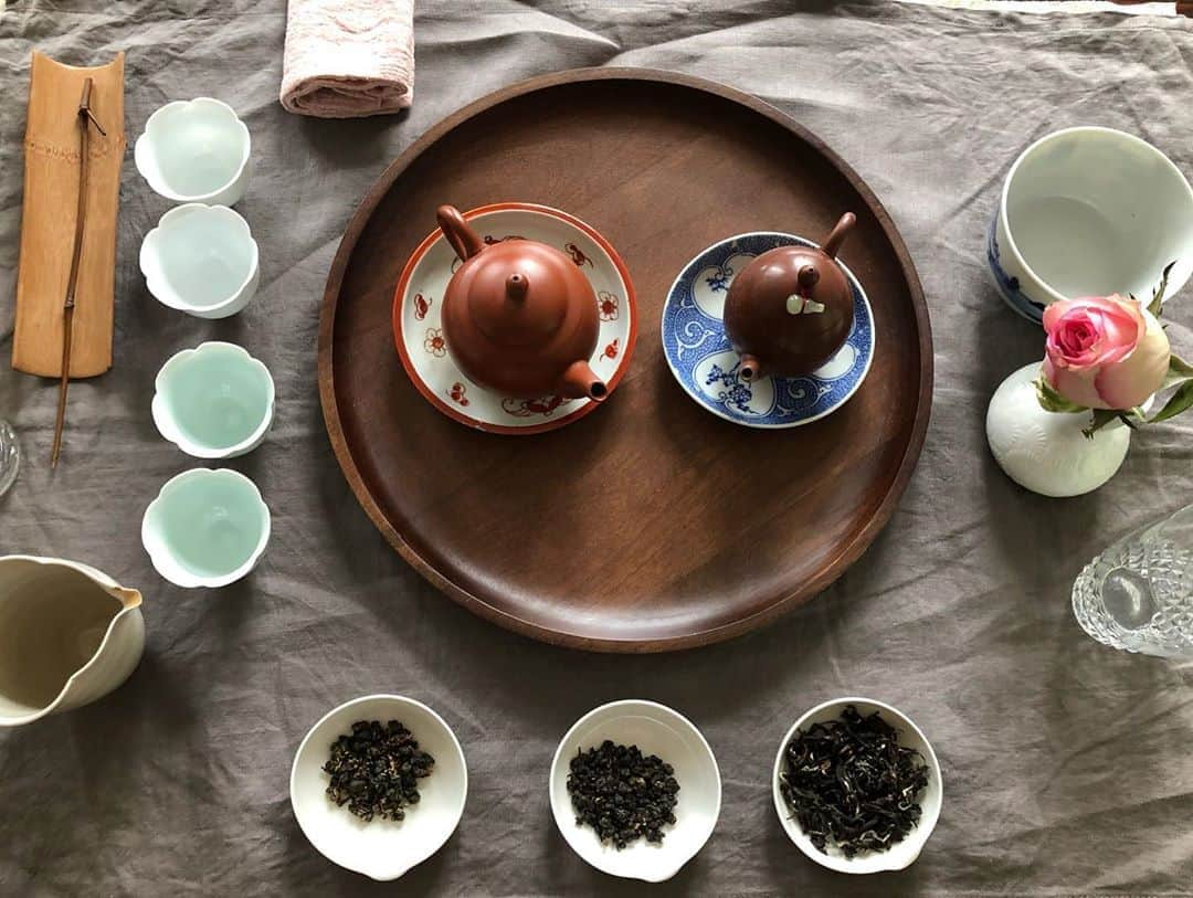 日登美さんのインスタグラム写真 - (日登美Instagram)「First time Taiwanese tea ✨served by my lovely friend @kerstinhsu 💕   Experience Home style, Family tradition, listening cultural stories ...it was more then tea, but LIFE🙏  ベルリン在住の台湾人ファッションエディターの @kerstinhsu に招かれて初の台湾茶体験🥺💕 カジュアルな家庭のお茶のスタイルを素敵にもてなしてくれました。  世界中から集まったちっちゃなカップや食器を組み合わせたテーブルは世界中を飛び回る彼女らしさと、型にこだわらない伸び伸び自由な感じが心地よく。 台湾でのお茶と家族の話や、歴史など色々ききながら、互いの近況を話しながらチビチビすするお茶の時間は、まるで私も家族の一員になった気分に。  烏龍茶は台湾でしかとれないこと、毎日飲むお茶の葉を彼女のおじいちゃん達の世代では捨てずに乾かして、それで枕を作っていたこと。お茶から広がる人生の物語、暮らし。  今回用意してくれた特別な烏龍茶は素晴らしく、二杯、三杯と飲むごとに姿を変え、その香りや味に二人で感覚を寄り添わせながら過ごす時間は格別。  そして東方美人と言うお茶。気品高い薔薇の薫りのようなこのお茶は、かつて英国に献上した際あまりのお茶の美味しさ、芳しさに、王様がアジアから来た美女と言う名の、東方美人と言う名前をつけたという言われもあるとか。  お茶と人が織りなす物語。 ほんの束の間、お茶が運んできてくれた台湾の風。  素敵な時間をありがとう🙏❤️  #teatime #taiwanese #taiwanesetea #dailylife #love #family #friend #berlin #story #germany #台湾 #台湾茶 #初体験 #お茶の時間 #ベルリン」10月6日 5時24分 - hitomihigashi_b