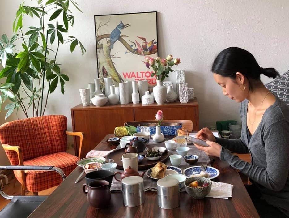 日登美さんのインスタグラム写真 - (日登美Instagram)「First time Taiwanese tea ✨served by my lovely friend @kerstinhsu 💕   Experience Home style, Family tradition, listening cultural stories ...it was more then tea, but LIFE🙏  ベルリン在住の台湾人ファッションエディターの @kerstinhsu に招かれて初の台湾茶体験🥺💕 カジュアルな家庭のお茶のスタイルを素敵にもてなしてくれました。  世界中から集まったちっちゃなカップや食器を組み合わせたテーブルは世界中を飛び回る彼女らしさと、型にこだわらない伸び伸び自由な感じが心地よく。 台湾でのお茶と家族の話や、歴史など色々ききながら、互いの近況を話しながらチビチビすするお茶の時間は、まるで私も家族の一員になった気分に。  烏龍茶は台湾でしかとれないこと、毎日飲むお茶の葉を彼女のおじいちゃん達の世代では捨てずに乾かして、それで枕を作っていたこと。お茶から広がる人生の物語、暮らし。  今回用意してくれた特別な烏龍茶は素晴らしく、二杯、三杯と飲むごとに姿を変え、その香りや味に二人で感覚を寄り添わせながら過ごす時間は格別。  そして東方美人と言うお茶。気品高い薔薇の薫りのようなこのお茶は、かつて英国に献上した際あまりのお茶の美味しさ、芳しさに、王様がアジアから来た美女と言う名の、東方美人と言う名前をつけたという言われもあるとか。  お茶と人が織りなす物語。 ほんの束の間、お茶が運んできてくれた台湾の風。  素敵な時間をありがとう🙏❤️  #teatime #taiwanese #taiwanesetea #dailylife #love #family #friend #berlin #story #germany #台湾 #台湾茶 #初体験 #お茶の時間 #ベルリン」10月6日 5時24分 - hitomihigashi_b
