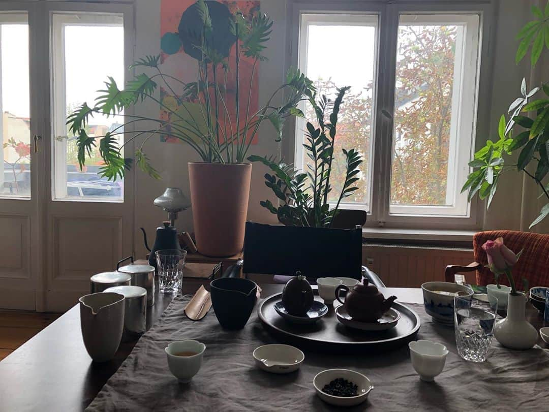 日登美さんのインスタグラム写真 - (日登美Instagram)「First time Taiwanese tea ✨served by my lovely friend @kerstinhsu 💕   Experience Home style, Family tradition, listening cultural stories ...it was more then tea, but LIFE🙏  ベルリン在住の台湾人ファッションエディターの @kerstinhsu に招かれて初の台湾茶体験🥺💕 カジュアルな家庭のお茶のスタイルを素敵にもてなしてくれました。  世界中から集まったちっちゃなカップや食器を組み合わせたテーブルは世界中を飛び回る彼女らしさと、型にこだわらない伸び伸び自由な感じが心地よく。 台湾でのお茶と家族の話や、歴史など色々ききながら、互いの近況を話しながらチビチビすするお茶の時間は、まるで私も家族の一員になった気分に。  烏龍茶は台湾でしかとれないこと、毎日飲むお茶の葉を彼女のおじいちゃん達の世代では捨てずに乾かして、それで枕を作っていたこと。お茶から広がる人生の物語、暮らし。  今回用意してくれた特別な烏龍茶は素晴らしく、二杯、三杯と飲むごとに姿を変え、その香りや味に二人で感覚を寄り添わせながら過ごす時間は格別。  そして東方美人と言うお茶。気品高い薔薇の薫りのようなこのお茶は、かつて英国に献上した際あまりのお茶の美味しさ、芳しさに、王様がアジアから来た美女と言う名の、東方美人と言う名前をつけたという言われもあるとか。  お茶と人が織りなす物語。 ほんの束の間、お茶が運んできてくれた台湾の風。  素敵な時間をありがとう🙏❤️  #teatime #taiwanese #taiwanesetea #dailylife #love #family #friend #berlin #story #germany #台湾 #台湾茶 #初体験 #お茶の時間 #ベルリン」10月6日 5時24分 - hitomihigashi_b