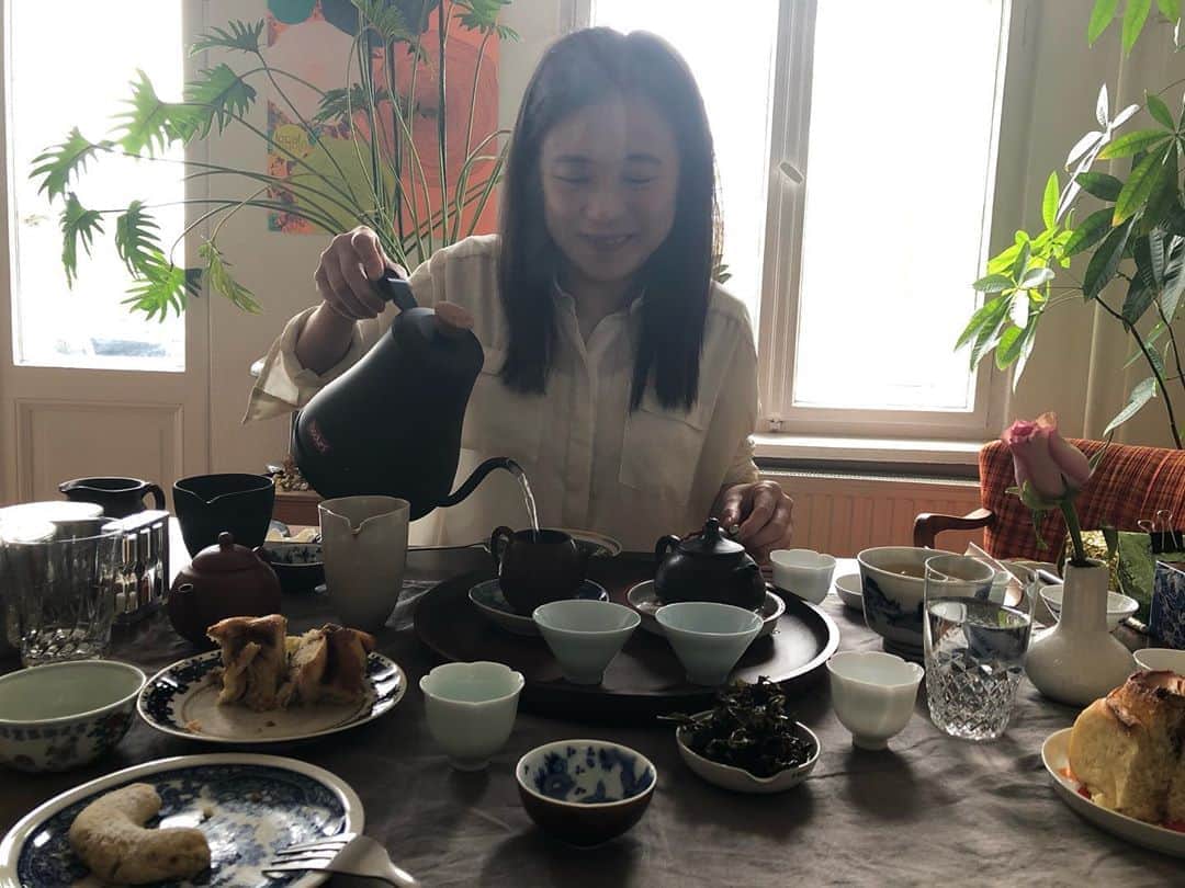 日登美さんのインスタグラム写真 - (日登美Instagram)「First time Taiwanese tea ✨served by my lovely friend @kerstinhsu 💕   Experience Home style, Family tradition, listening cultural stories ...it was more then tea, but LIFE🙏  ベルリン在住の台湾人ファッションエディターの @kerstinhsu に招かれて初の台湾茶体験🥺💕 カジュアルな家庭のお茶のスタイルを素敵にもてなしてくれました。  世界中から集まったちっちゃなカップや食器を組み合わせたテーブルは世界中を飛び回る彼女らしさと、型にこだわらない伸び伸び自由な感じが心地よく。 台湾でのお茶と家族の話や、歴史など色々ききながら、互いの近況を話しながらチビチビすするお茶の時間は、まるで私も家族の一員になった気分に。  烏龍茶は台湾でしかとれないこと、毎日飲むお茶の葉を彼女のおじいちゃん達の世代では捨てずに乾かして、それで枕を作っていたこと。お茶から広がる人生の物語、暮らし。  今回用意してくれた特別な烏龍茶は素晴らしく、二杯、三杯と飲むごとに姿を変え、その香りや味に二人で感覚を寄り添わせながら過ごす時間は格別。  そして東方美人と言うお茶。気品高い薔薇の薫りのようなこのお茶は、かつて英国に献上した際あまりのお茶の美味しさ、芳しさに、王様がアジアから来た美女と言う名の、東方美人と言う名前をつけたという言われもあるとか。  お茶と人が織りなす物語。 ほんの束の間、お茶が運んできてくれた台湾の風。  素敵な時間をありがとう🙏❤️  #teatime #taiwanese #taiwanesetea #dailylife #love #family #friend #berlin #story #germany #台湾 #台湾茶 #初体験 #お茶の時間 #ベルリン」10月6日 5時24分 - hitomihigashi_b