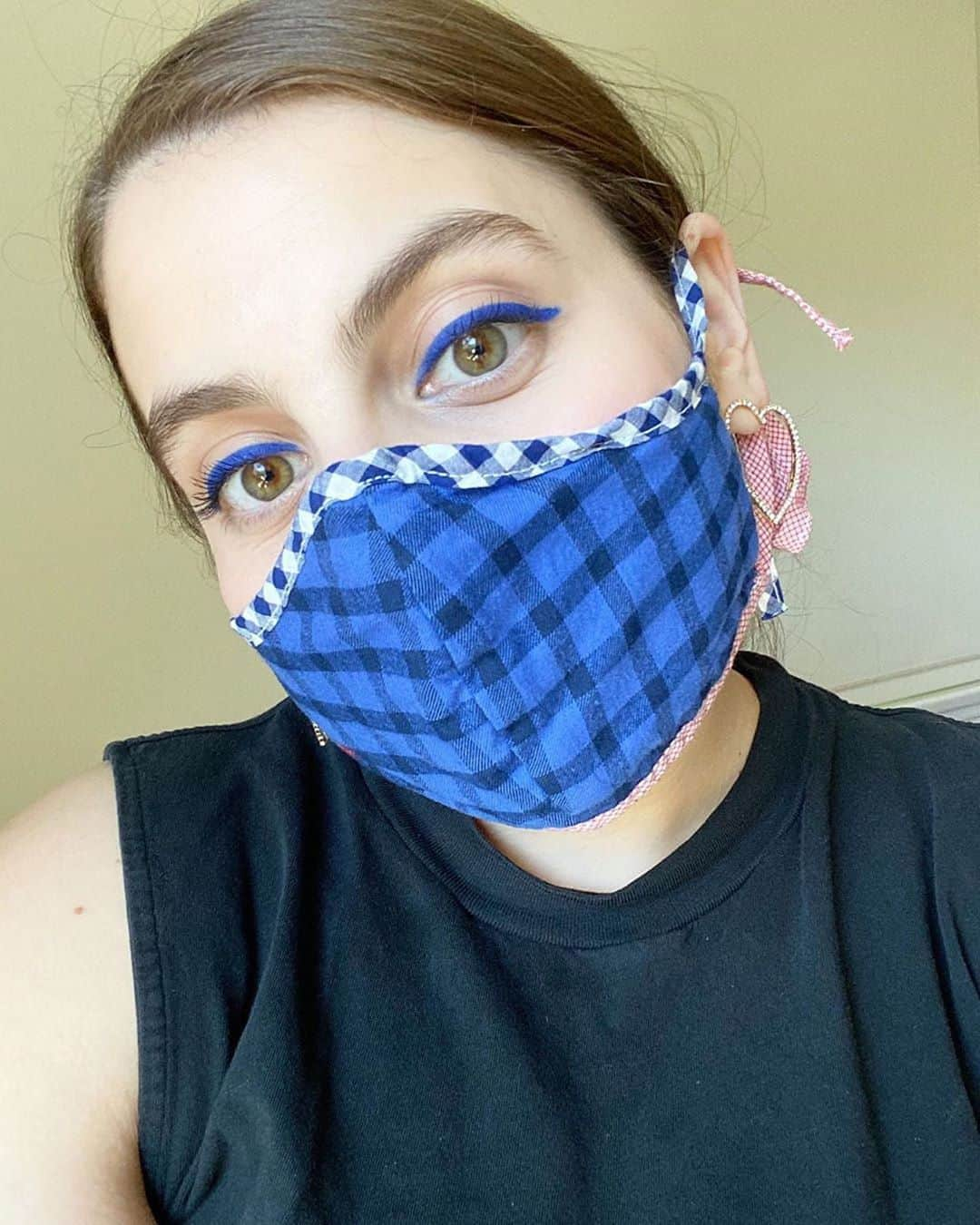 Cosmopolitanさんのインスタグラム写真 - (CosmopolitanInstagram)「Guess now’s as good a time as any to remind everyone to #wearadamnmask!!!! Bonus points if you coordinate your eyeliner, too 😷💁‍♀️ #rg @beaniefeldstein」10月6日 5時27分 - cosmopolitan