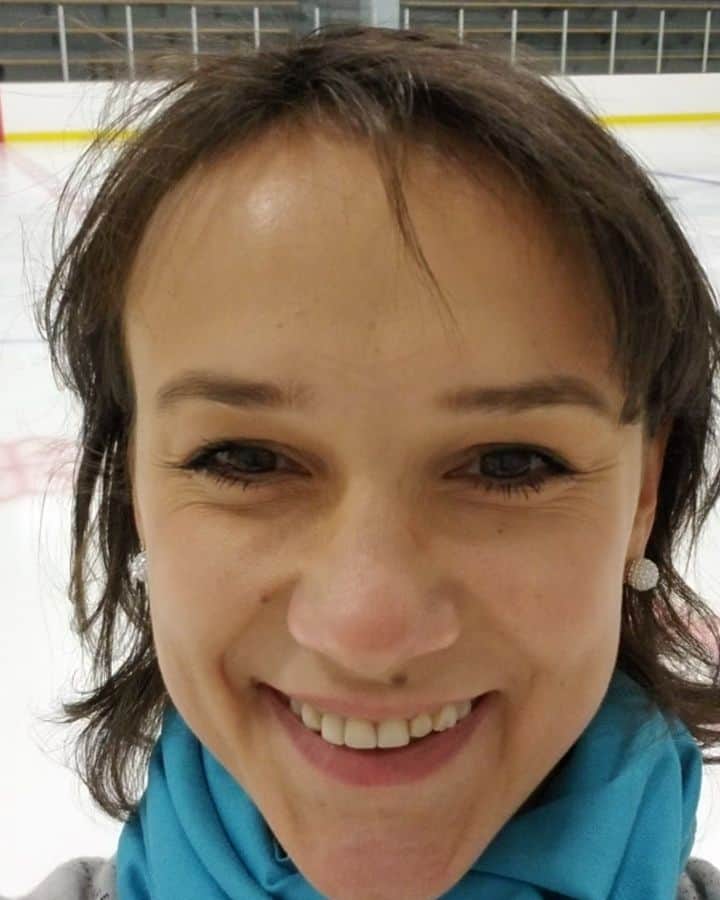 リュボーフィ・イリュシェチキナのインスタグラム：「Last week its been a 6,5 months mark since I skated last time before the quarantine. This past Friday, Oct 2, 2020 I was sooo happy to put my skated on and step on the ice again!!! ⛸⛸Honestly it wasn't too weird... Felt like after a long break, but didn't feel as if I have to learn how to skate))) As I was joking, I haven't been away from the ice since the moment I was born) since BEFORE I was born 🤣🤣🤣 well, 24 years of work didn't disappear) 💪 So soothing to feel the speed, edges, pushes... happy to be back to my enviroment. I missed it immensely! 🤗 So far I started coaching young skaters, choreographing programs. I love doing choreography!!! Letting out all my creativity and go with the flow) I love my sport and want to teach the young skaters to love it as much as I do.  Myself I train and was training off ice during the quarantine as much as it was possible. Simply because it makes me feel good, energized,  positive, active, motivated and organized.  Will see, which turn the life takes.  Surely will see you down the road) Distant hug to everyone 🤗🤗🤗 Stay safe and healthy. Lubov 😁 @skate_canada @patinageqc @insquebec @jackson.ultima @jacksonfamily @matrixultima @gameplancanada  #skating #motivation #fitness #proudtobecanadian #figureskating #athlete #joy #mindset #me」