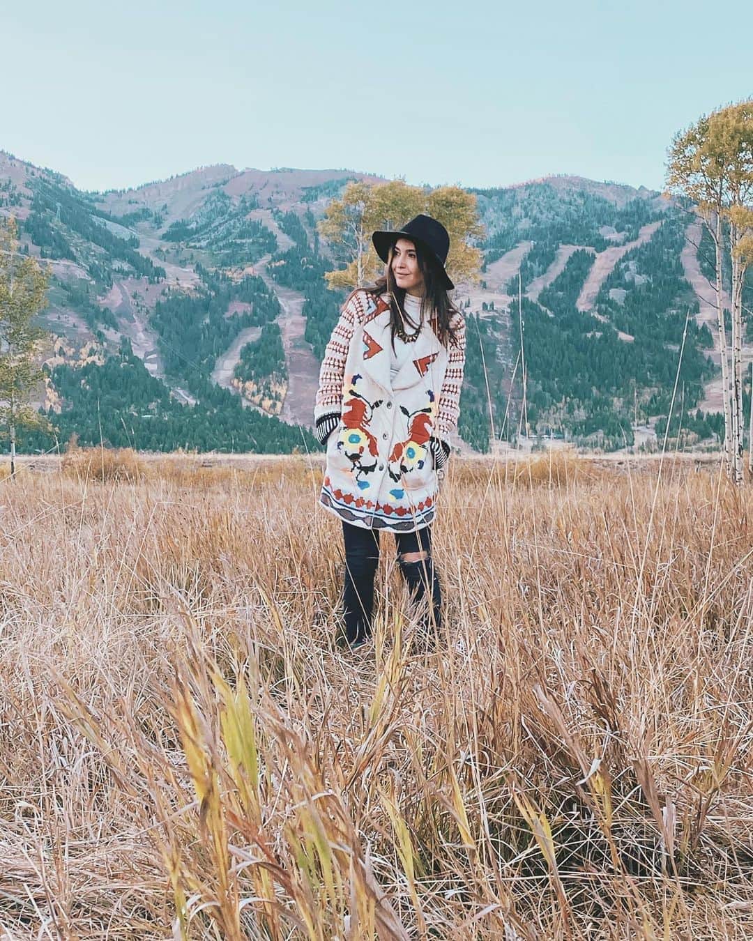 ケイト・ボイージェルのインスタグラム：「Needed this week to decompress SO much. This place is so peaceful and cozy it’s crazy. Guess I didn’t realize how therapeutic standing in an empty field and looking pensive off to the side can be but I’m here to tell you it seems to be working 😂🍁🍂🏔」