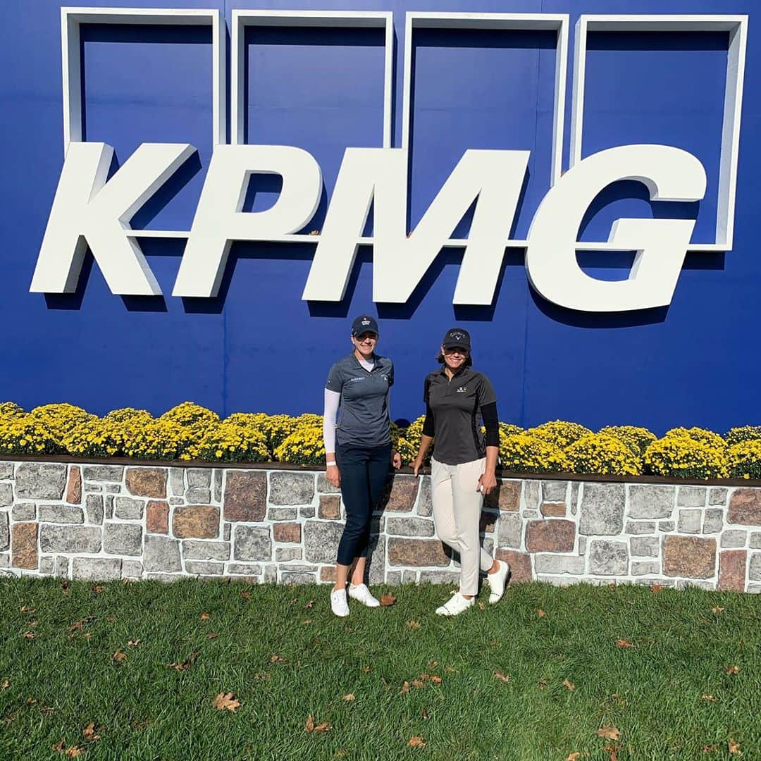 キム・カウフマンのインスタグラム：「So happy to be at the @kpmgwomenspga at @aroniminkgolfclub. Playing with fellow South Dakotan @jordanl_golf makes it even better! ☺️. A big shoutout to KPMG for taking care of all entry fees this week. One more reason this tournament is always the very best! 🙌」