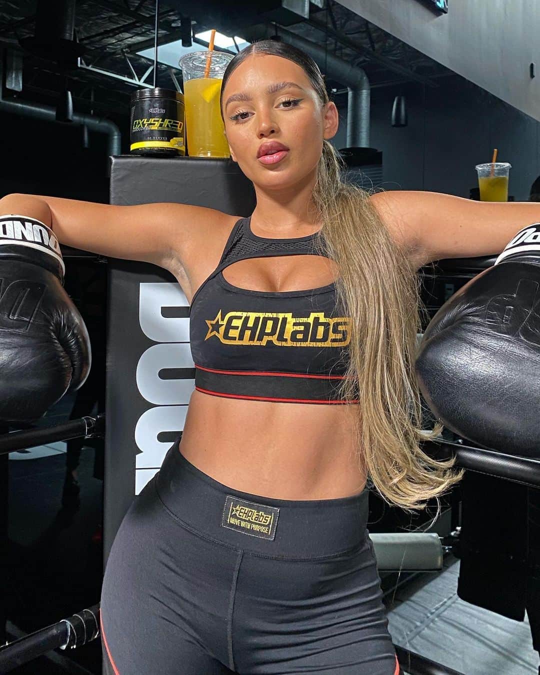Val Mercadoのインスタグラム：「You want to knockout that stubborn body fat? Here’s how I’m doing it, @ehplabs Oxyshred in lemon sherbet. Not only does it burn fat while working out but it’ll give you that punch of energy to get you through it.  I put a scoop in my drink 20 minutes before a session and it gives me the focus I need to get me through my workout! Use my code VAL10 to get $ off your @ehplabs order 💪🏽🖤🖤」