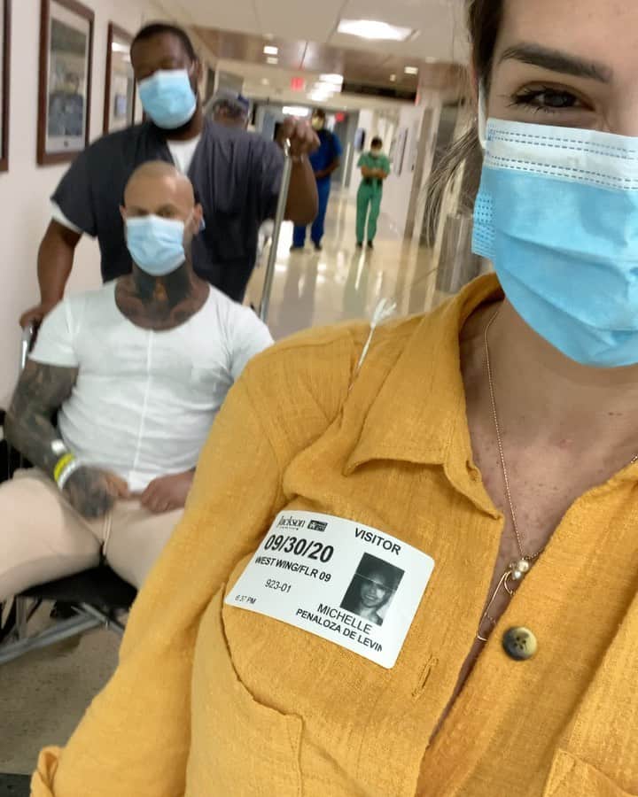 Michelle Lewinのインスタグラム：「Finalmente llego el día! A seguir la recuperación en casa, ya que aún tenemos que esperar a que sus órganos terminen en regenerarse por completo - Sinceramente el que sus órganos hayan despertado ¡no tiene explicación científica! Hasta  los médicos estan sorprendidos sobre como él ha evolucionado hasta hoy  - No me quedan dudas sobre su fuerza y ganas de vivir y agradezco tanto la oportunidad que Dios nos está dando, porque este milagro es obra de él - Jimmy se encuentra estable, aunque muy cansado. Su visión es algo borrosa, tiene edema en las piernas y a veces tiene dificultad en respirar, sin embargo mantiene su buen humor, y de vez en cuando se ríe y hasta me guiña un ojo 😍😁 - Cuando entró al hospital la fracción de eyección del corazón era 20 % y salió con 25% (lo normal es del 60%) entonces el siguiente paso es esperar a que siga mejorando todo su cuerpo antes de pasar a una cirugía de corazón  - Han sido momentos muy difíciles y él esta consciente de todo, también sabe que aquí en esta plataforma hay mucha gente que lo quiere y que están rezando por el. - Lo primero que me dijo fue: “claro soy tú esposo” 🤷🏻‍♀️ y de una le dije: “ NO Jimmy, tu haz sabido ganarte el cariño de ellos por tú carisma y por tus loqueras 🤪”. Entonces me miró y sonrió 😆 - Gracias a Dios🙏🏻! Gracias a todos! Seguimos desde la casa. Y me toca además seguir trabajando para ustedes. Los mantendré al tanto de sus avances. Les ruego que sigan rezando porfavor 🤗❤️  @jimmy_lewin」