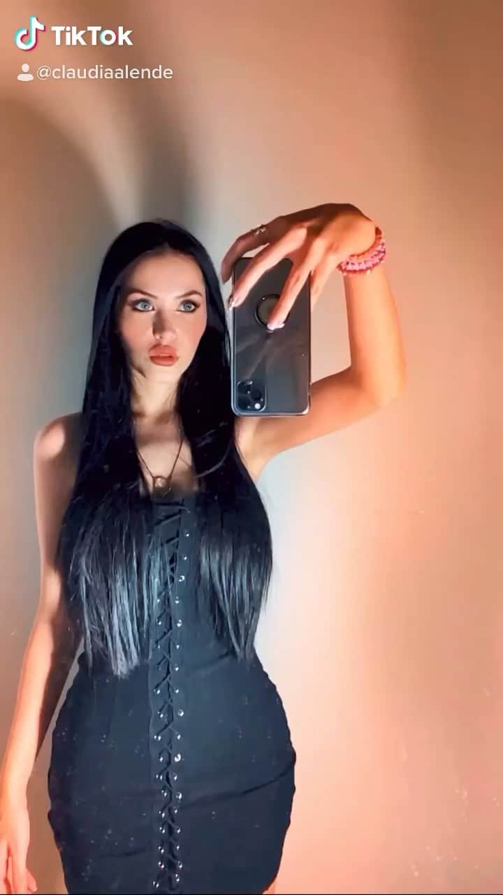 Claudia Alendeのインスタグラム：「the upside down」