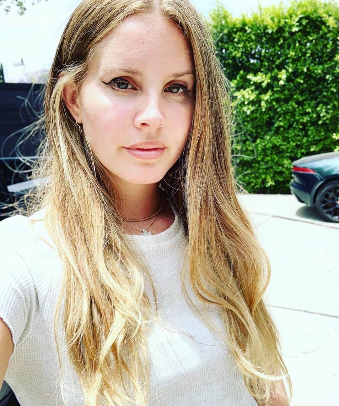 Nylon Magazineさんのインスタグラム写真 - (Nylon MagazineInstagram)「Twitter is coming for #LanaDelRey after she wore a barely-there, mesh face mask to meet fans. The now viral pics (plus all the memes they evoked) at the link in bio.  [RG: Lana Del Rey]」10月6日 6時17分 - nylonmag